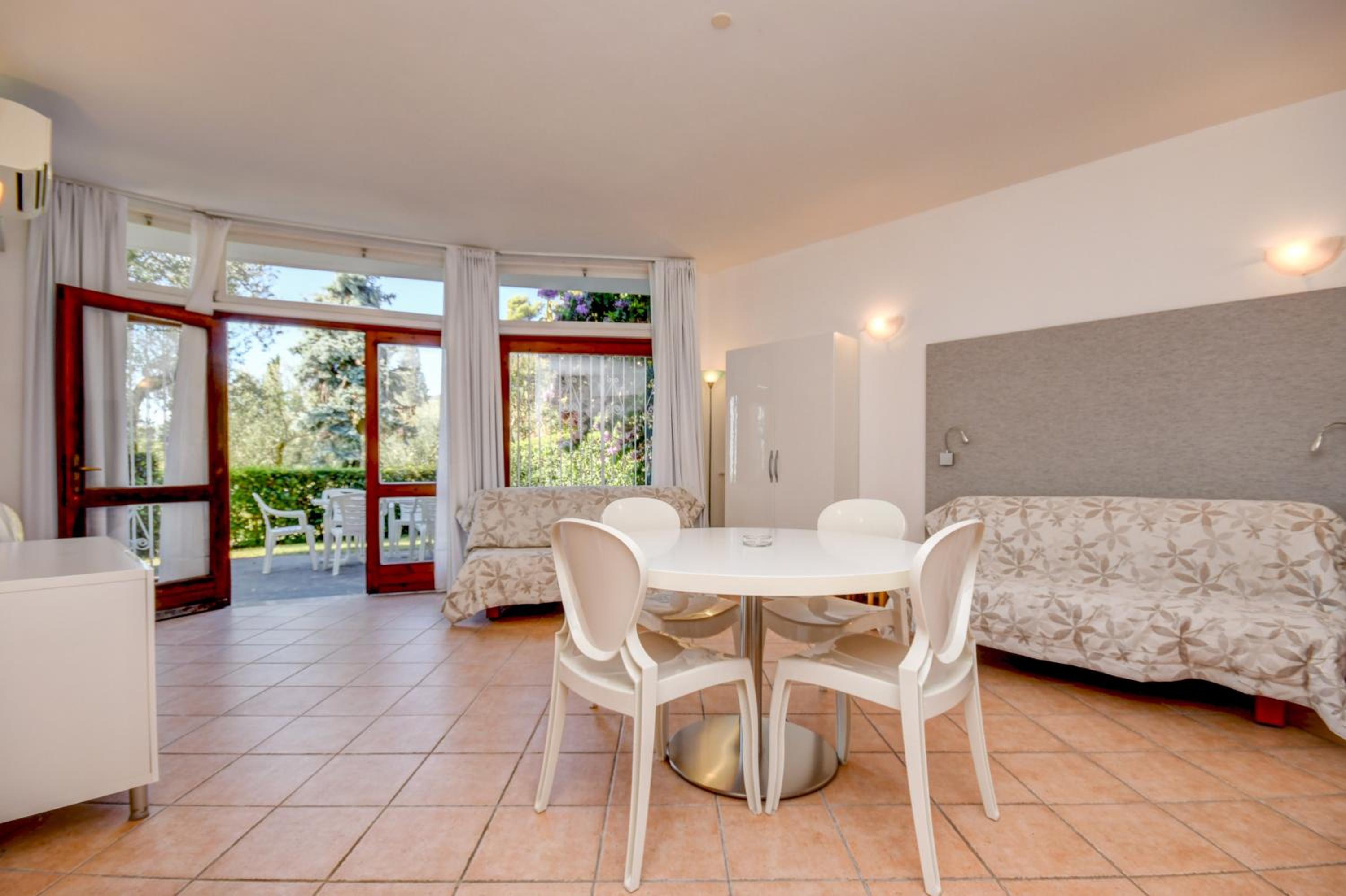 One-Bedroom Apartment with Lake View photo 1