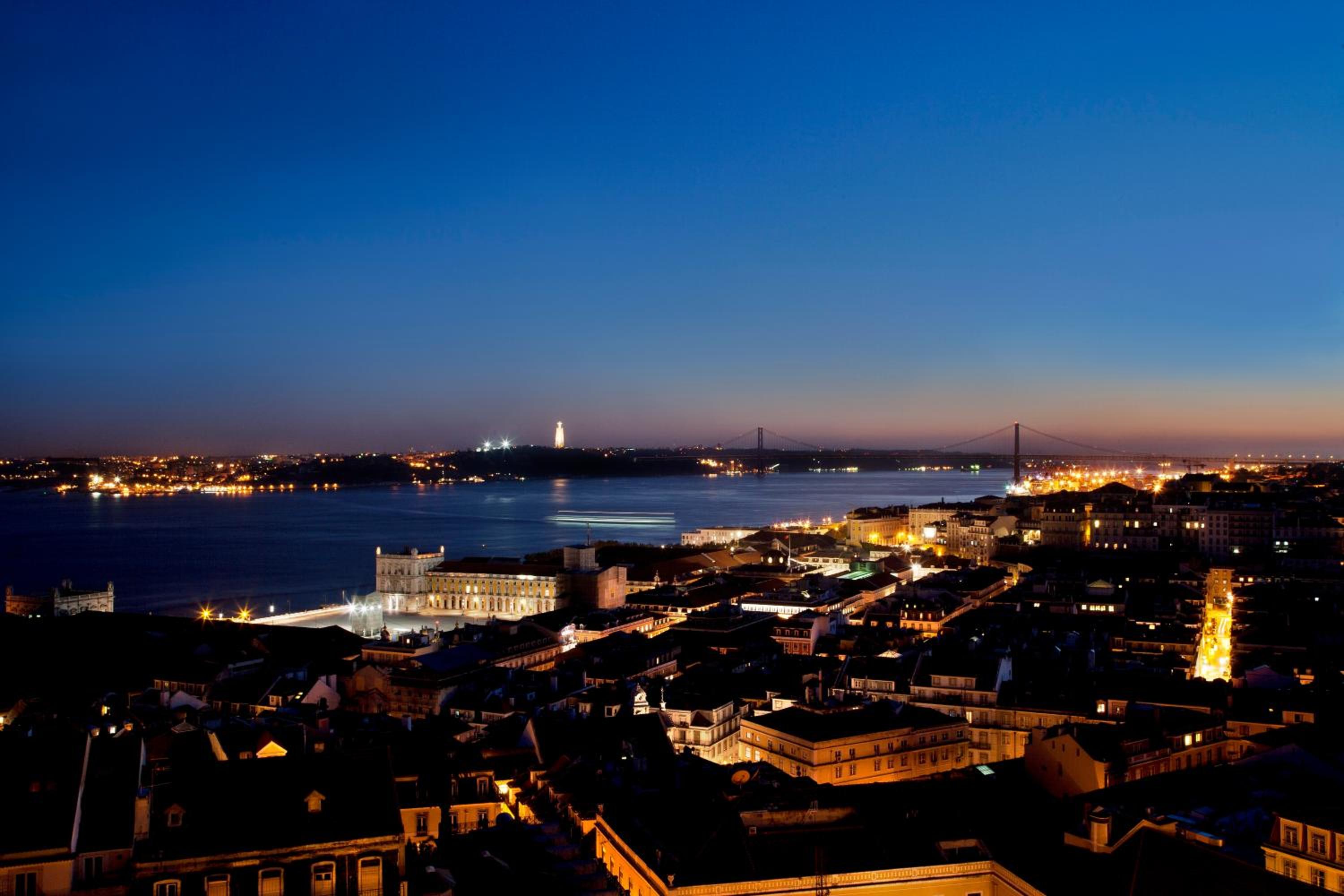 Luxury Attic Suite with Terrace Panoramic River, Castle and City View - Photo 8