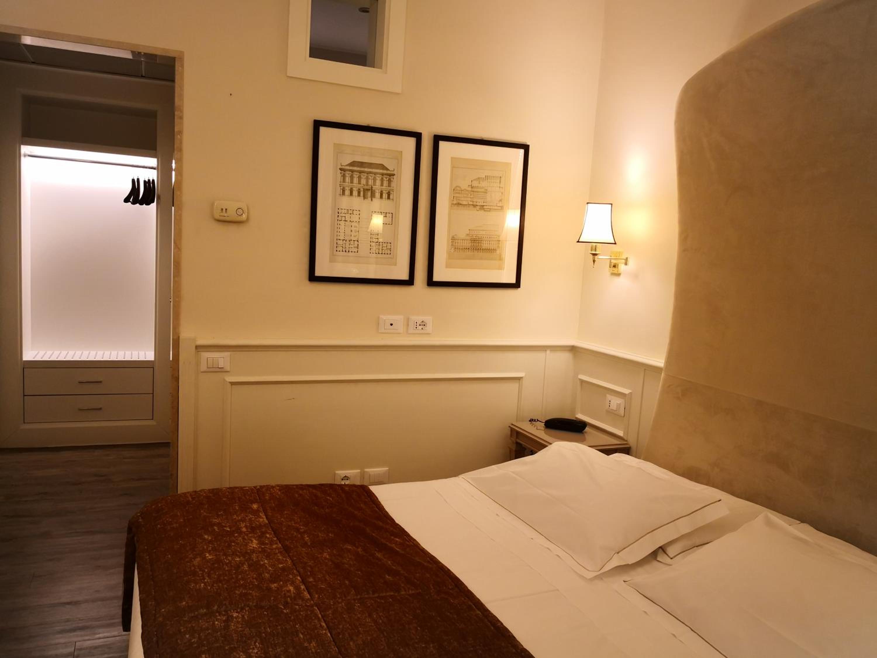Small Double Room - Photo 5