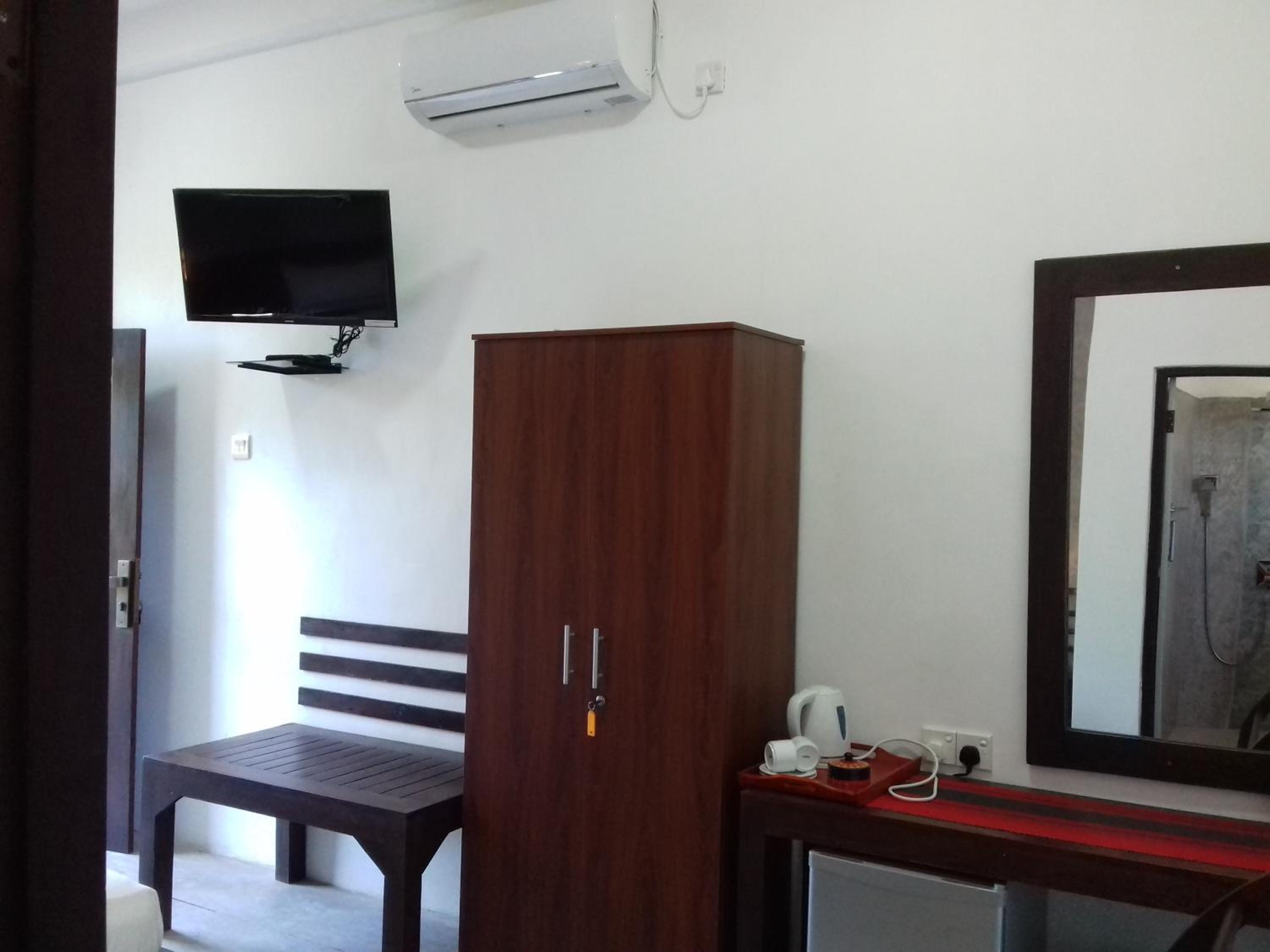 Deluxe Double Room with Balcony & Canal View photo 3