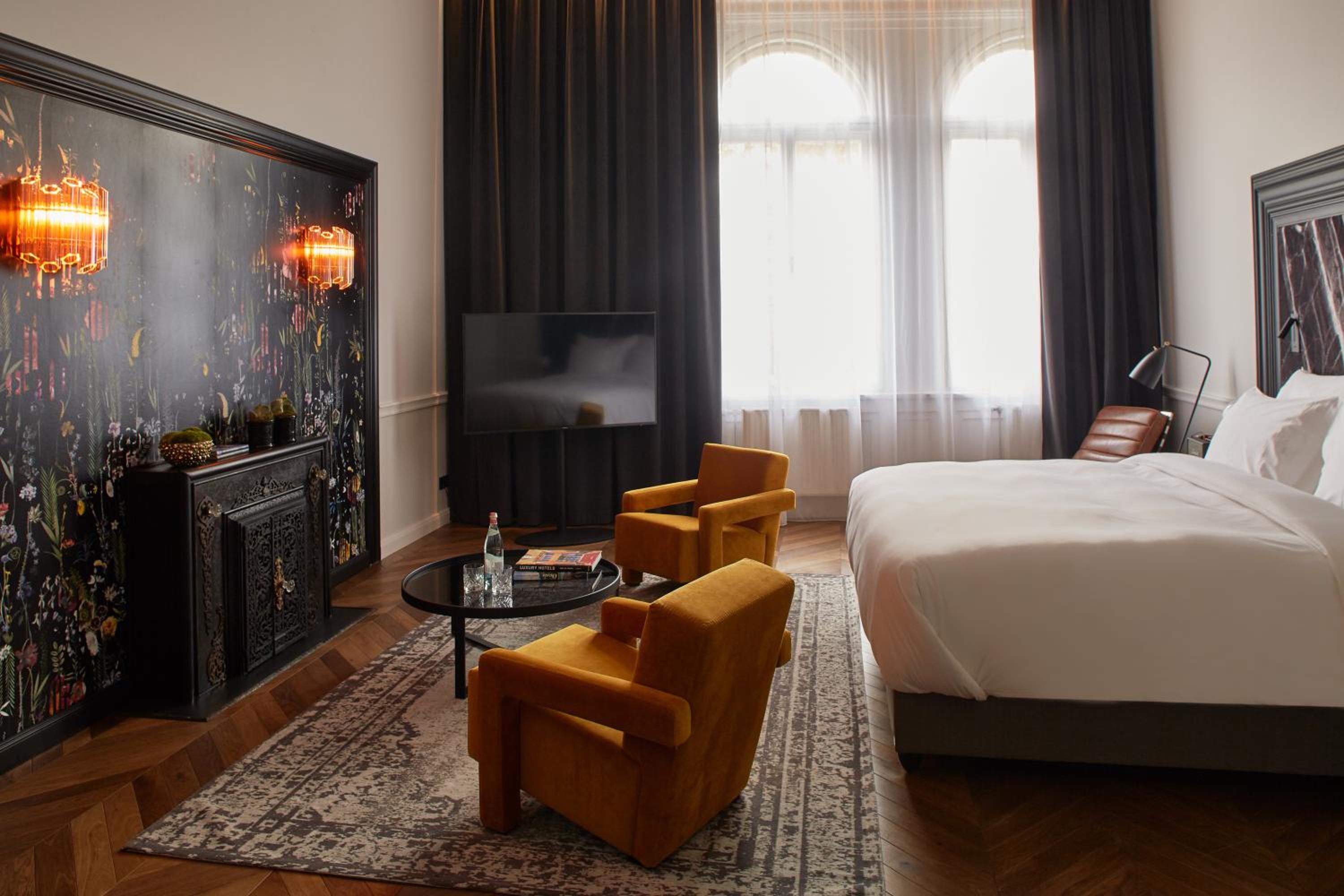 Deluxe Suite with Park View - Photo 2
