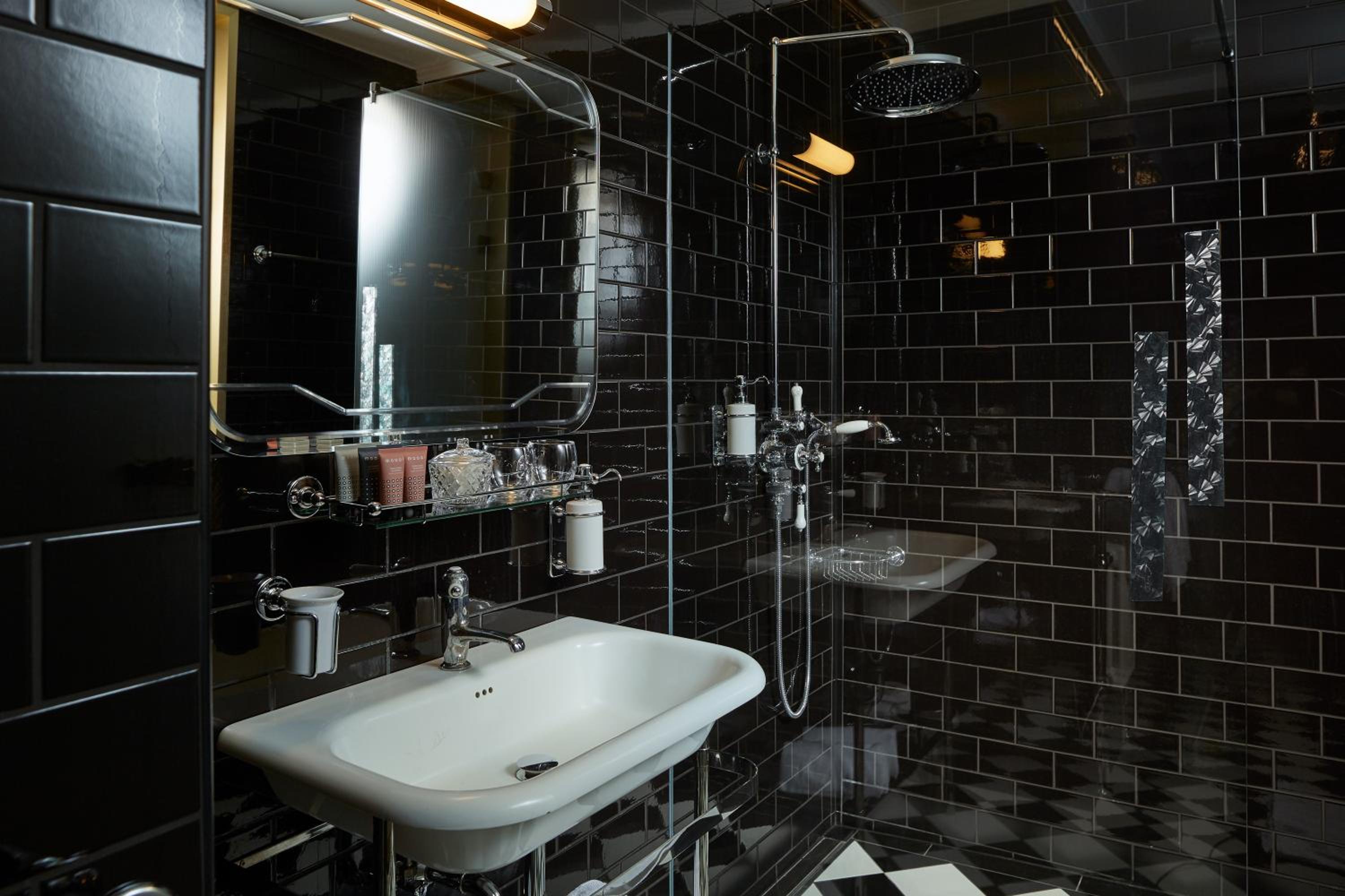 Deluxe Suite with Park View - Photo 6