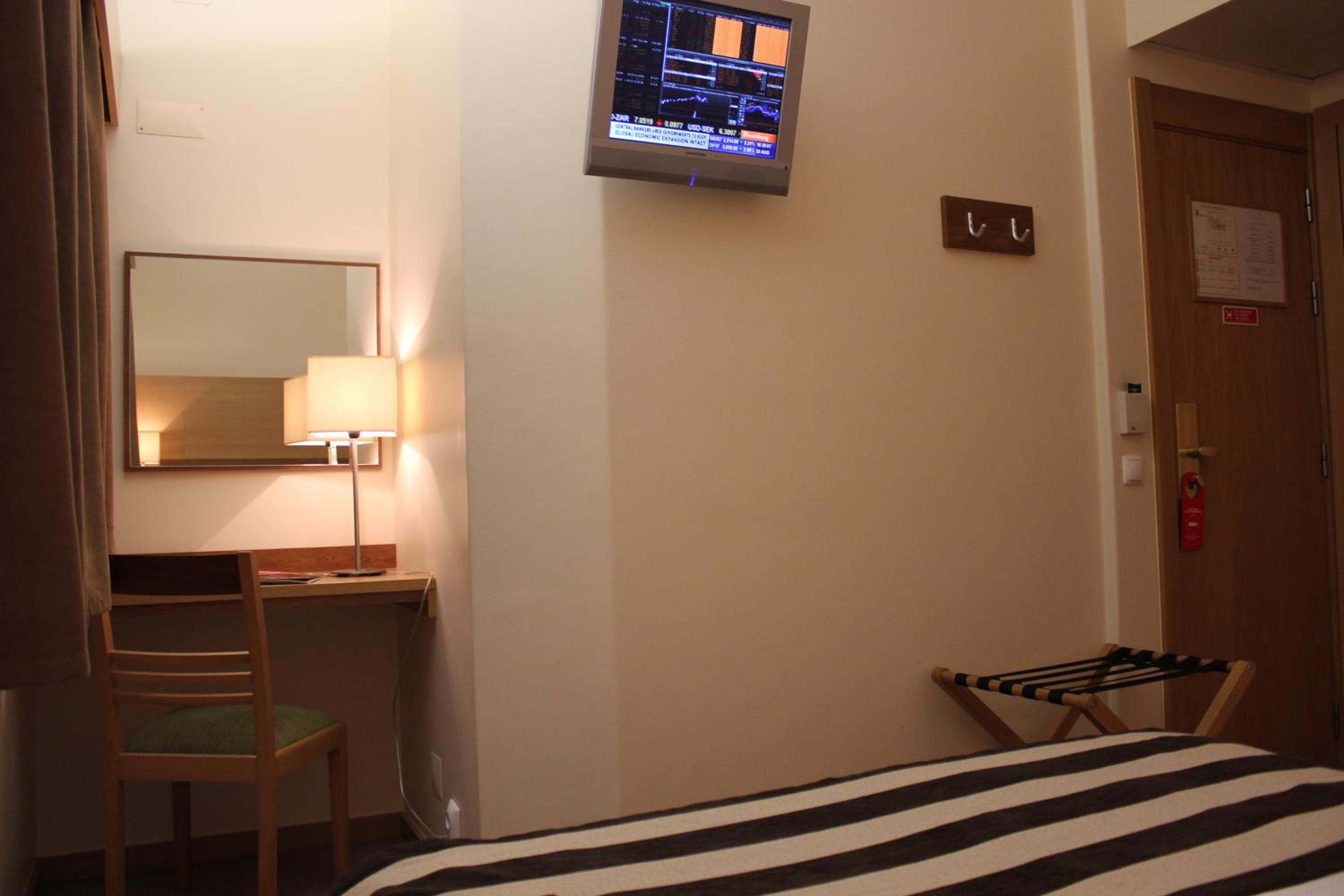 Double or Twin Room - Photo 4