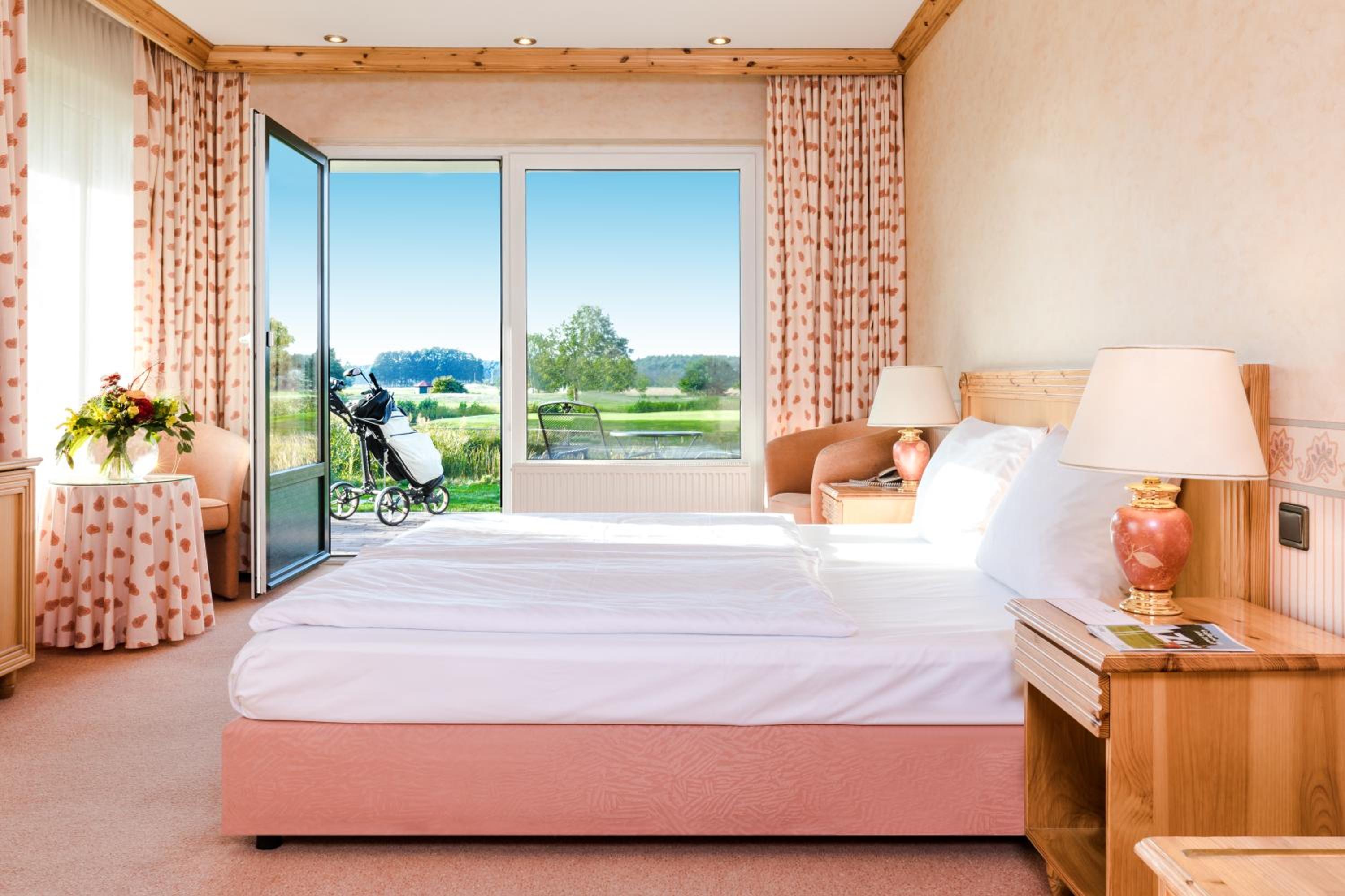 Double Room with Golf View - Photo 3