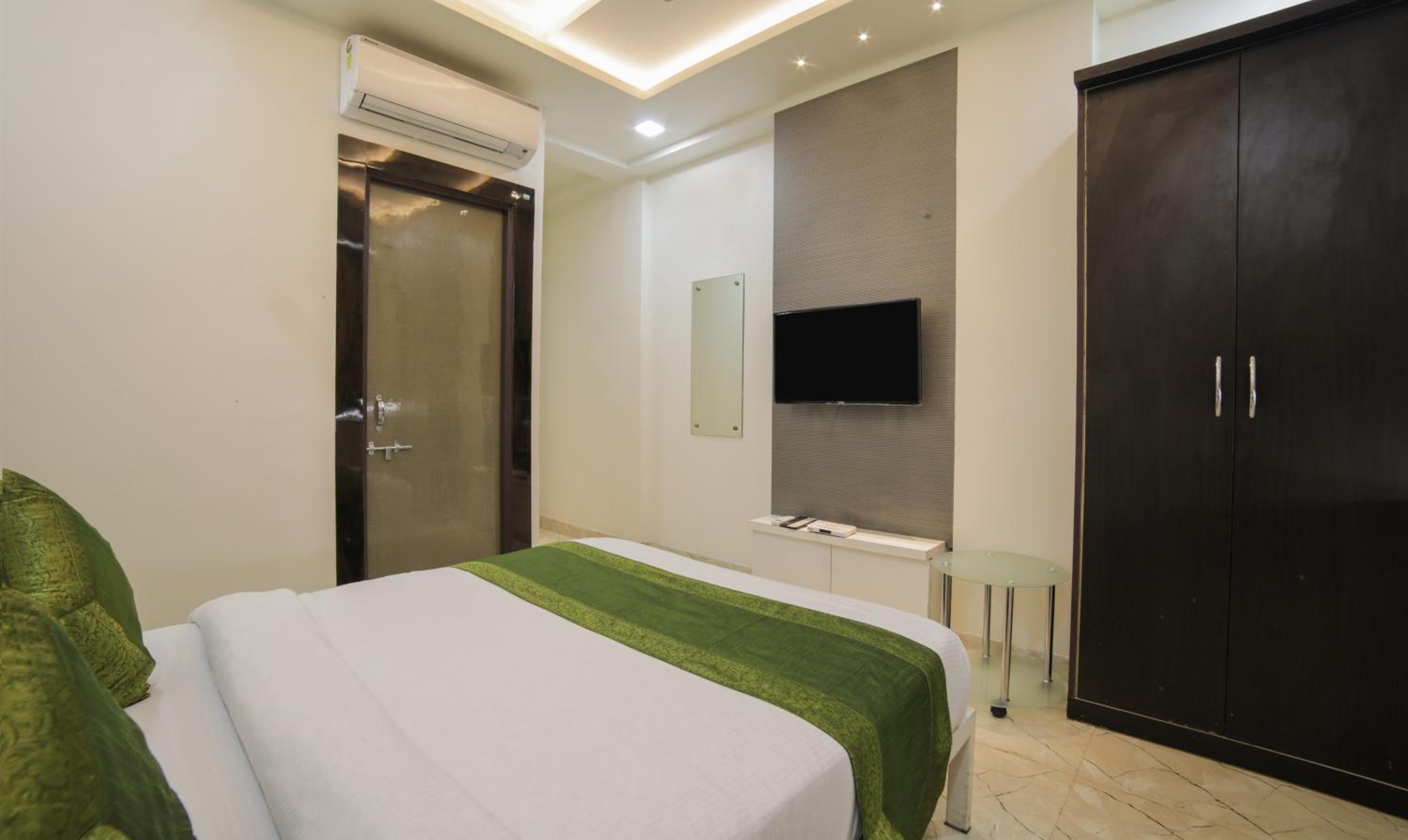 Standard Double Room - Photo 9