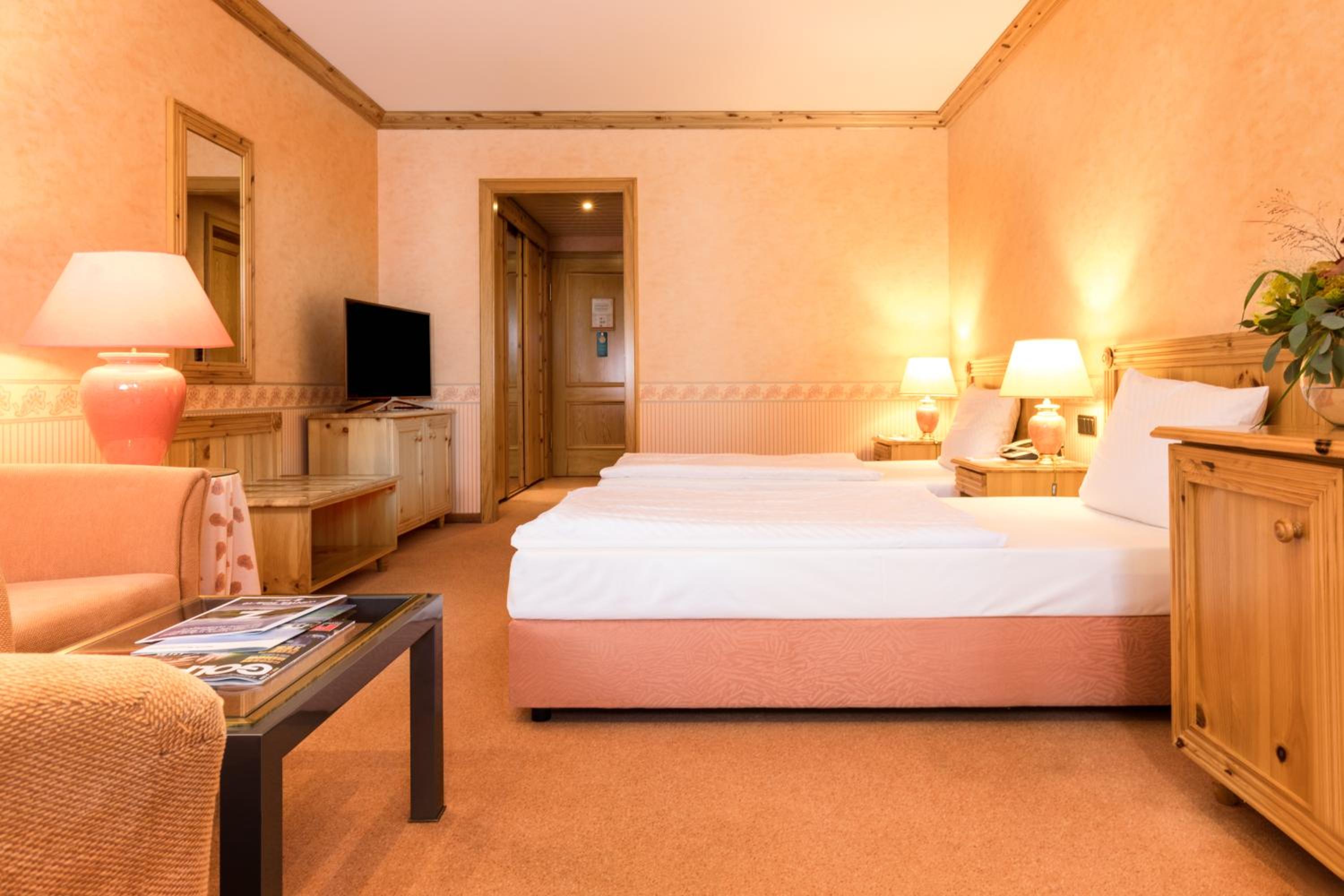 Double Room with Golf View - Photo 2