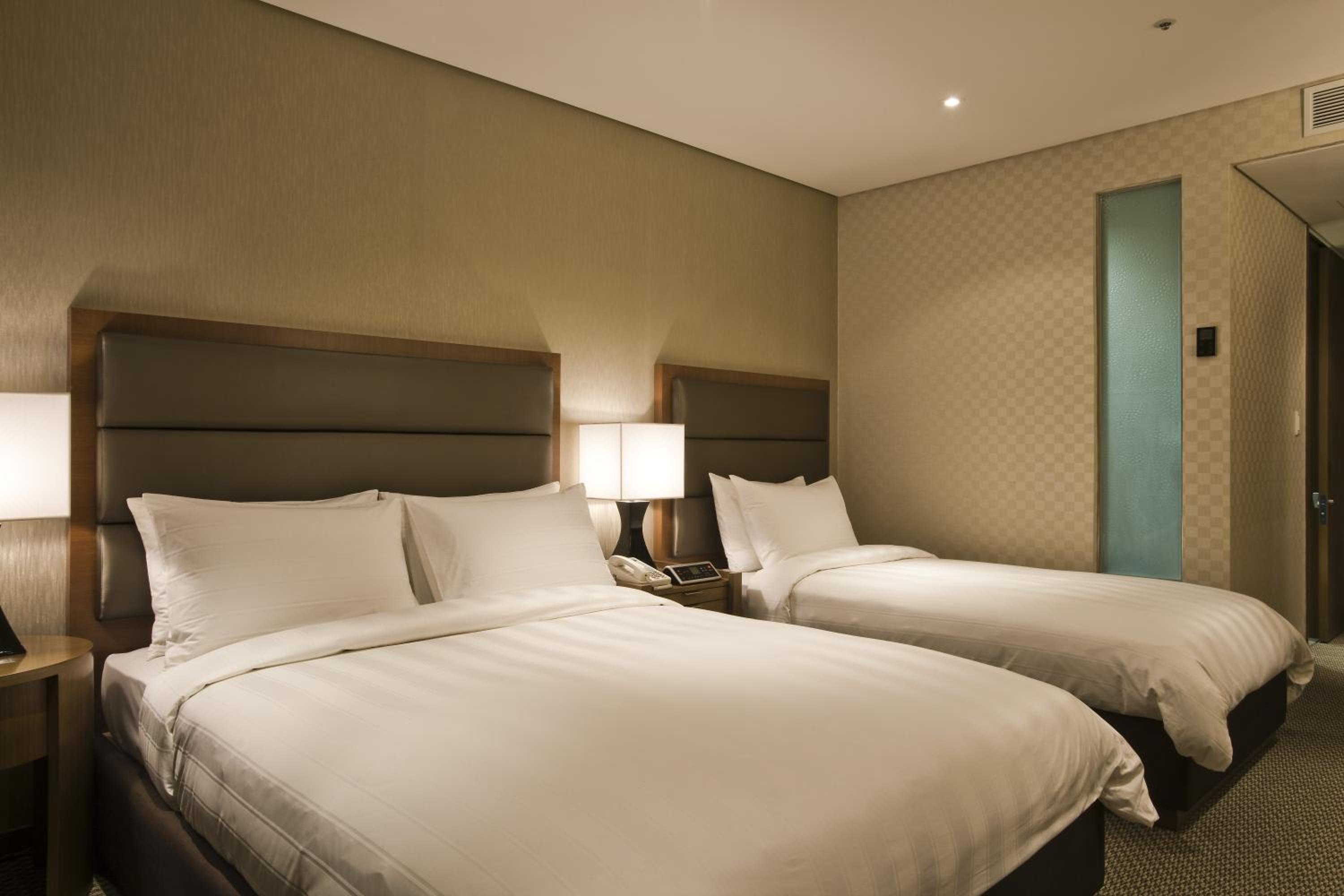 Deluxe Family Twin Room with Bath - Photo 1