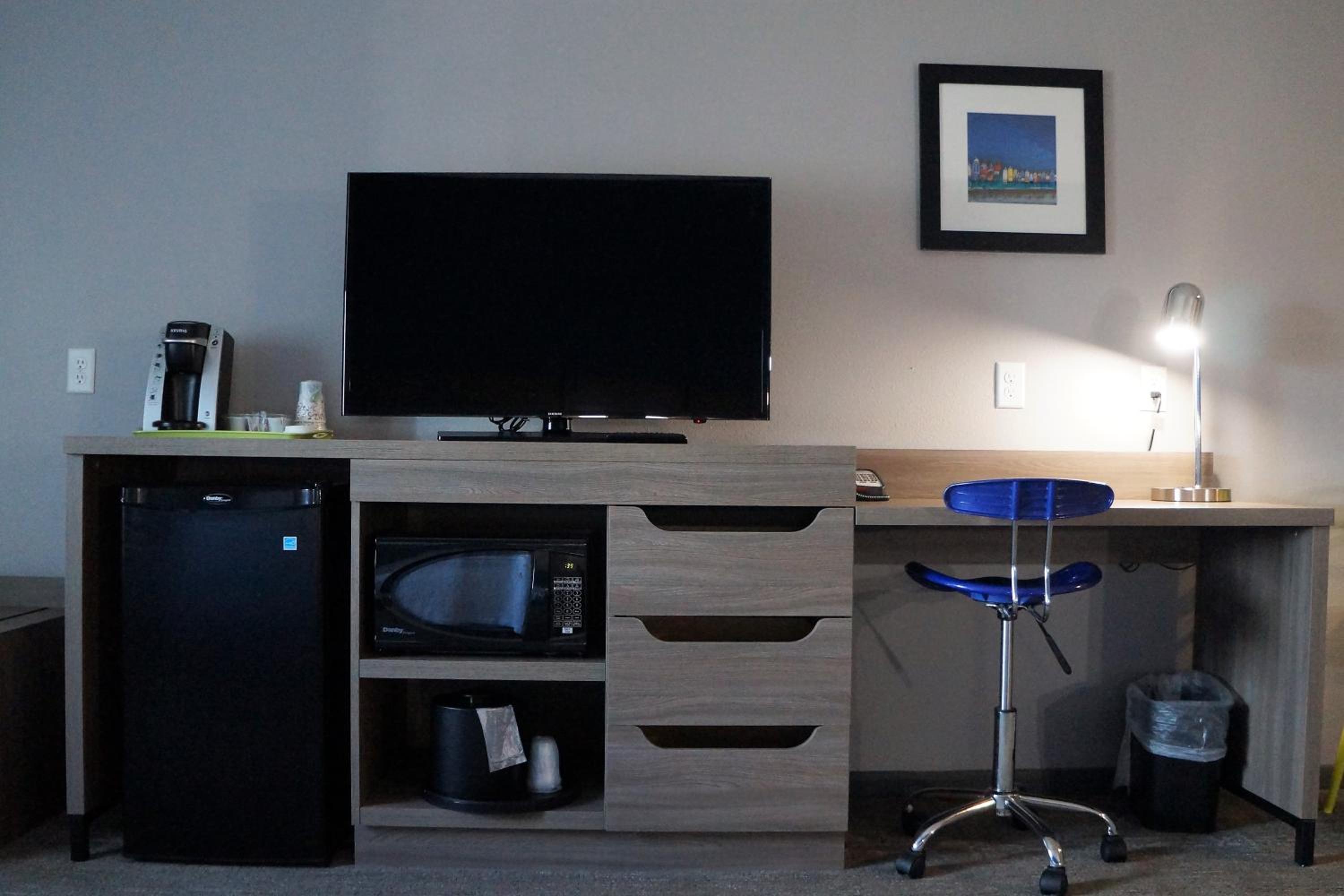 Premium Kitchenette Room with Two Queen Beds- Hearing Accessible - Photo 1