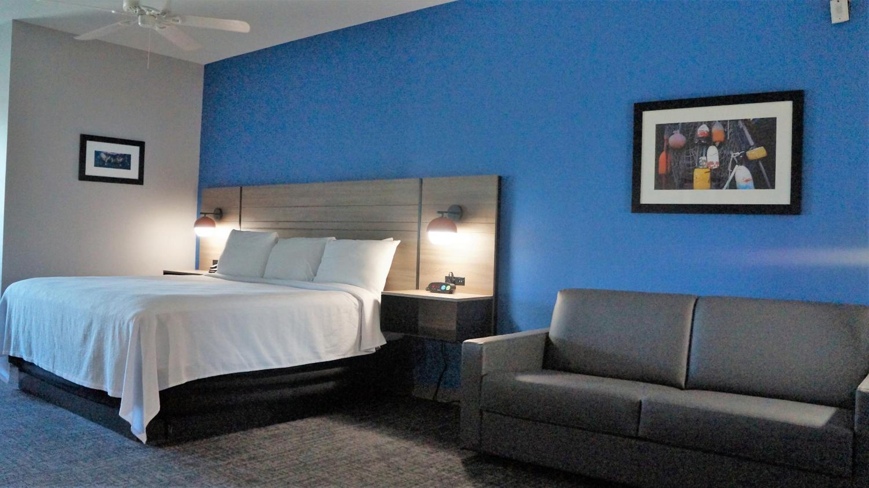 Deluxe Single King Room with Sofa Bed - Photo 6