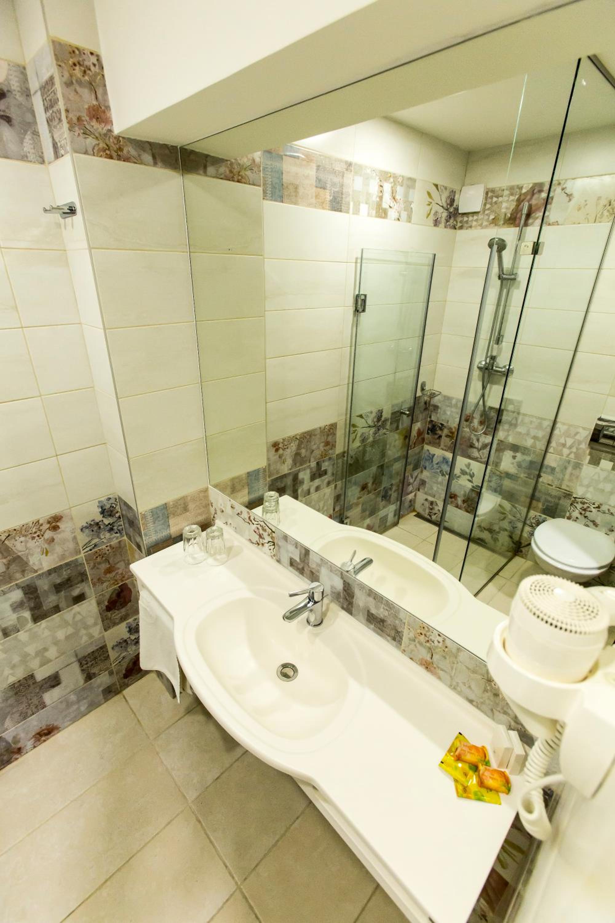 Double Room with Spa Access - Photo 7