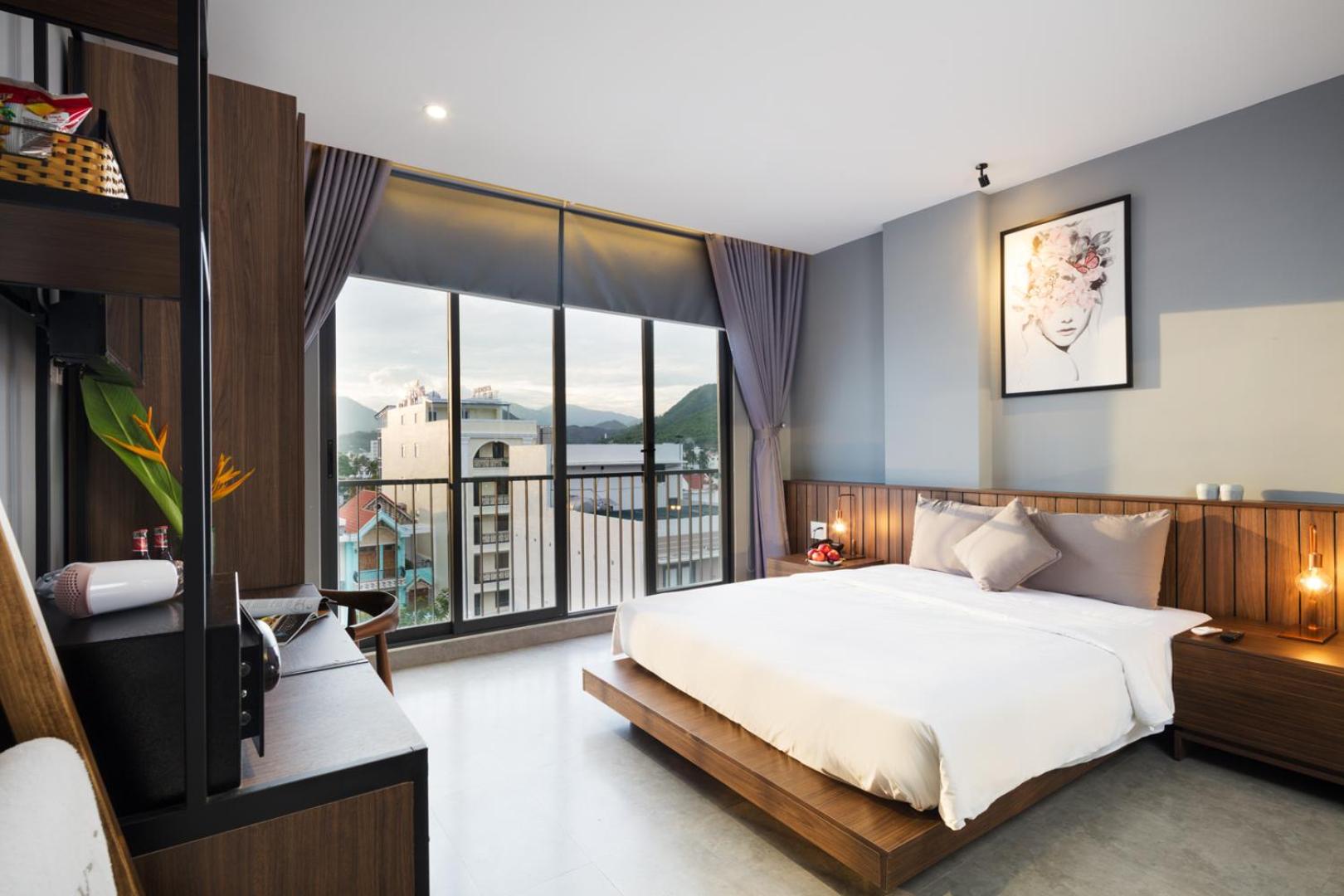 Grand Room with City View, 01 King Bed
