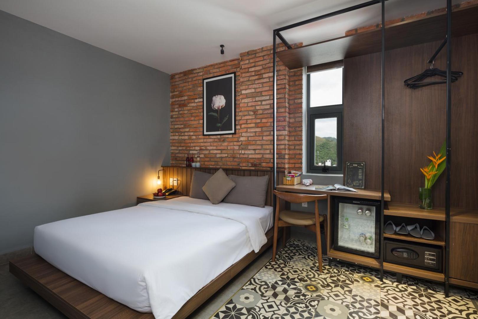 Cozy Room, 1 King Bed with Window