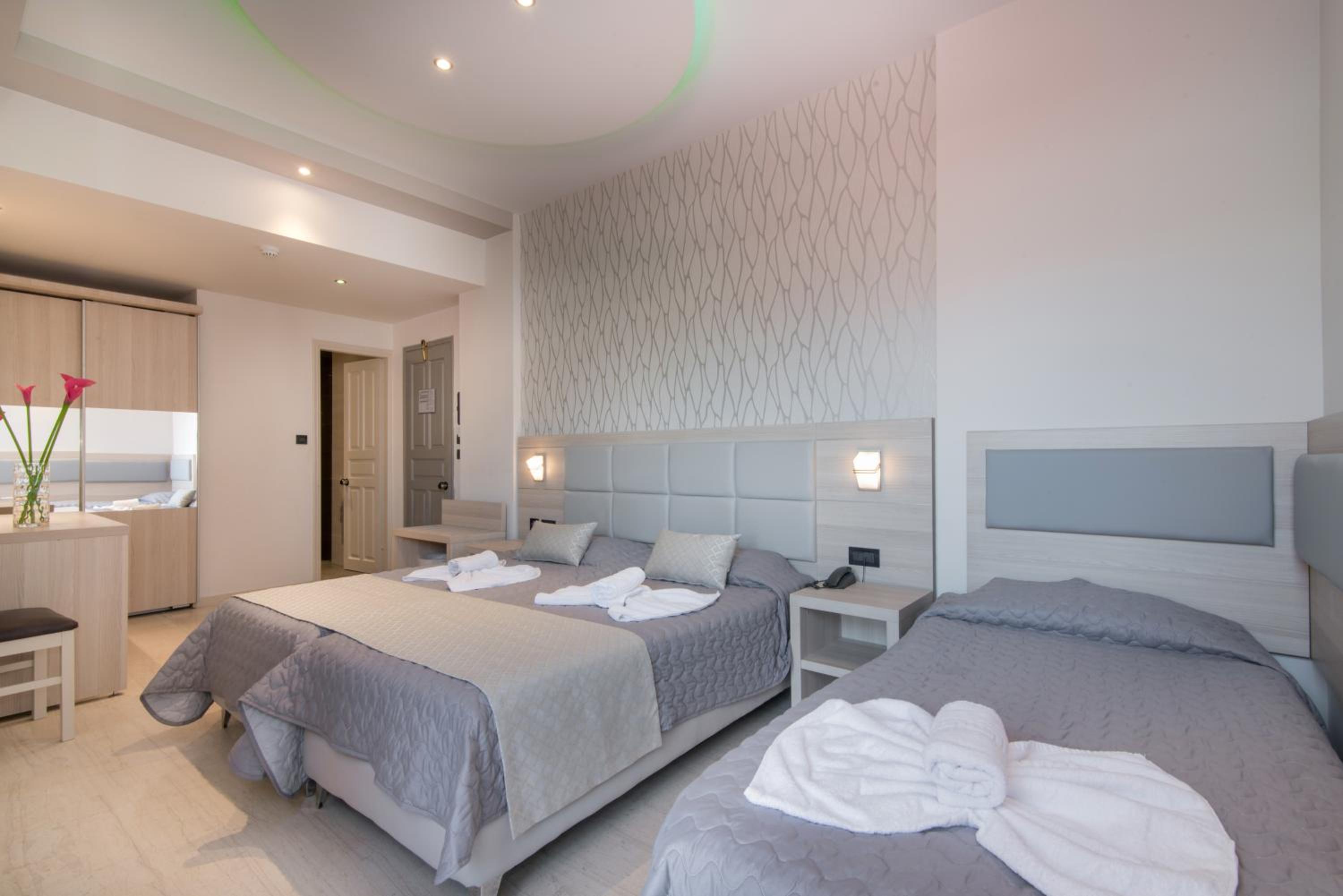 Superior Triple Room with Balcony - Photo 3