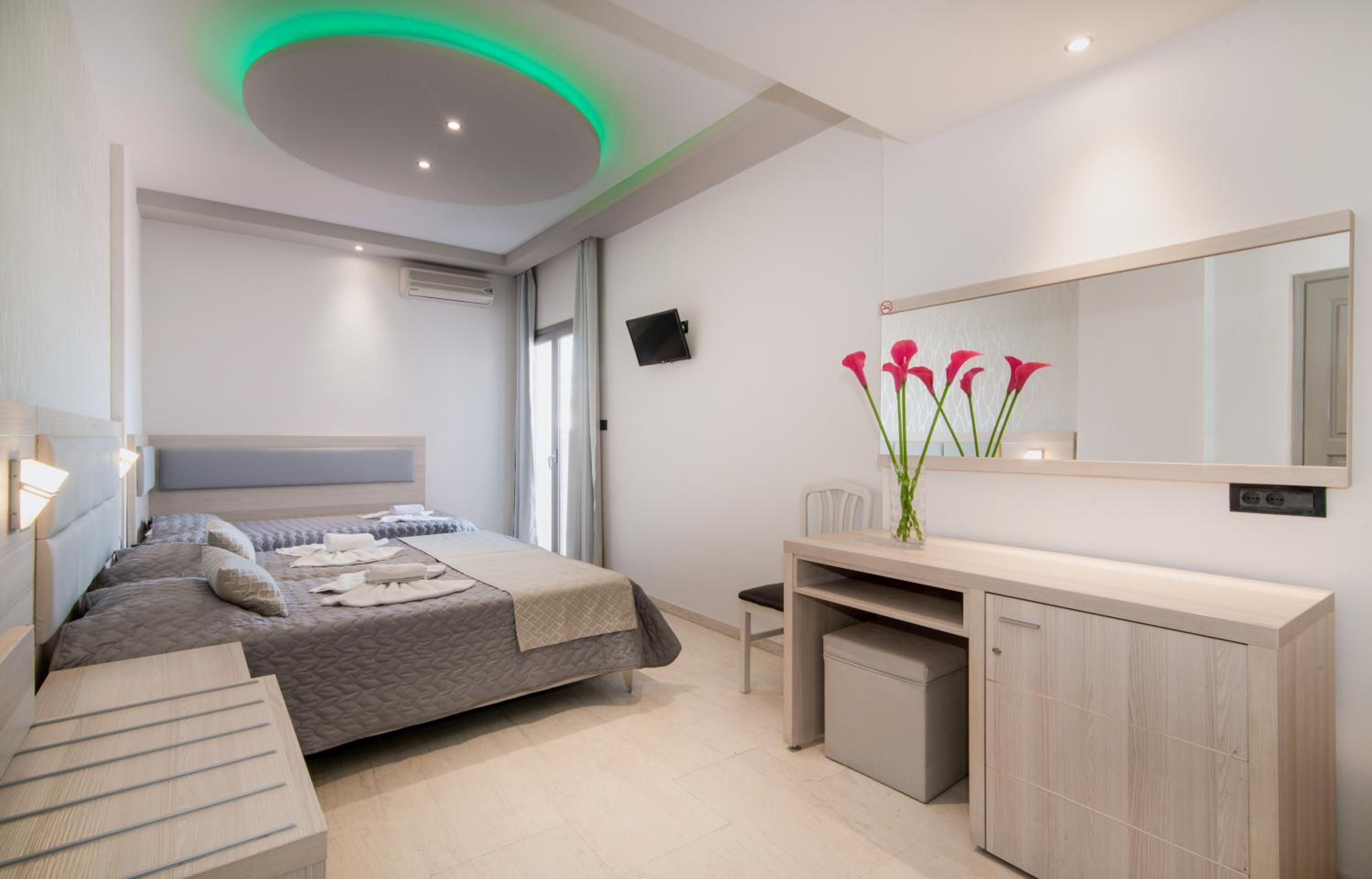 Superior Triple Room with Balcony - Photo 2