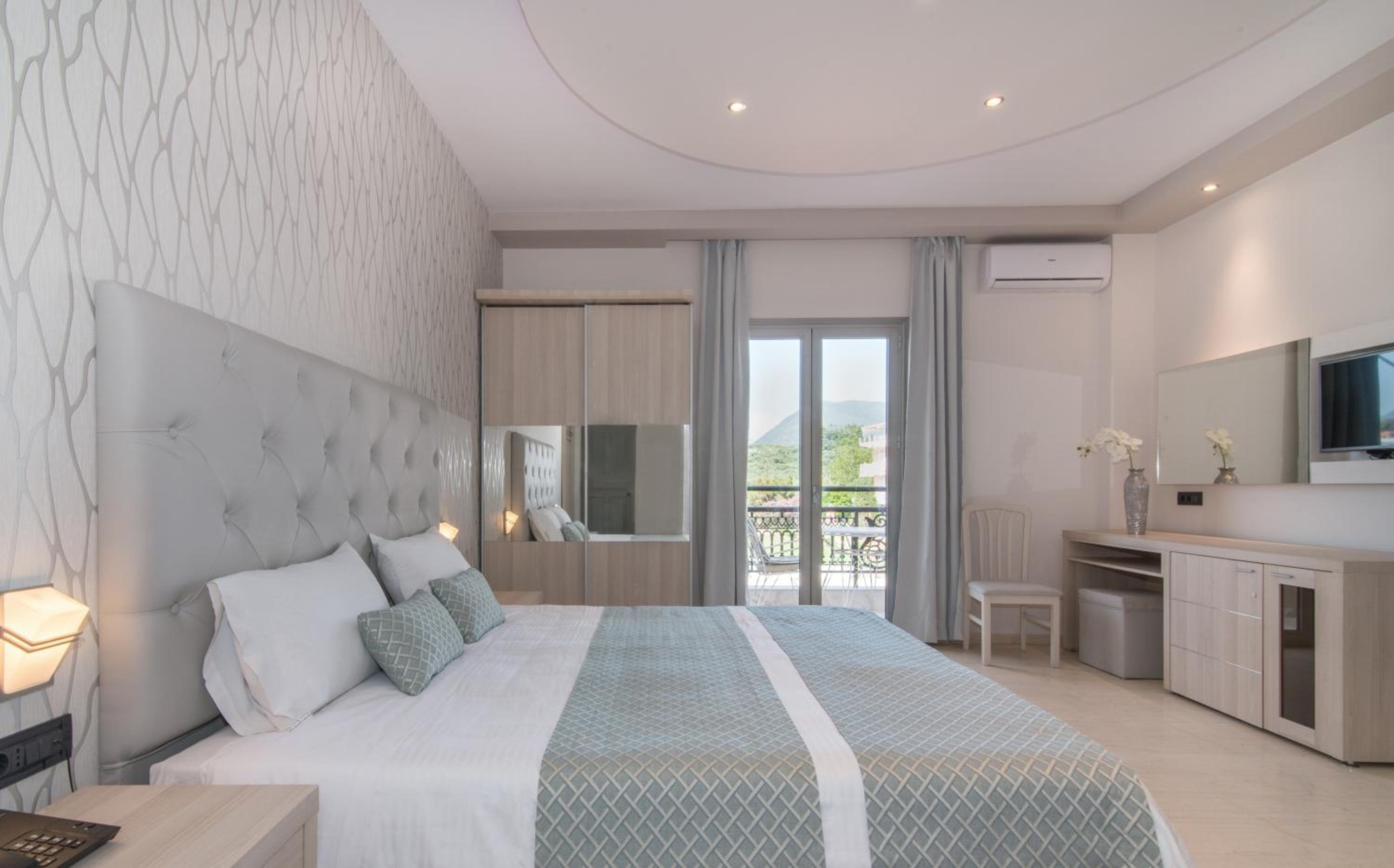 Superior Triple Room with Balcony - Photo 8