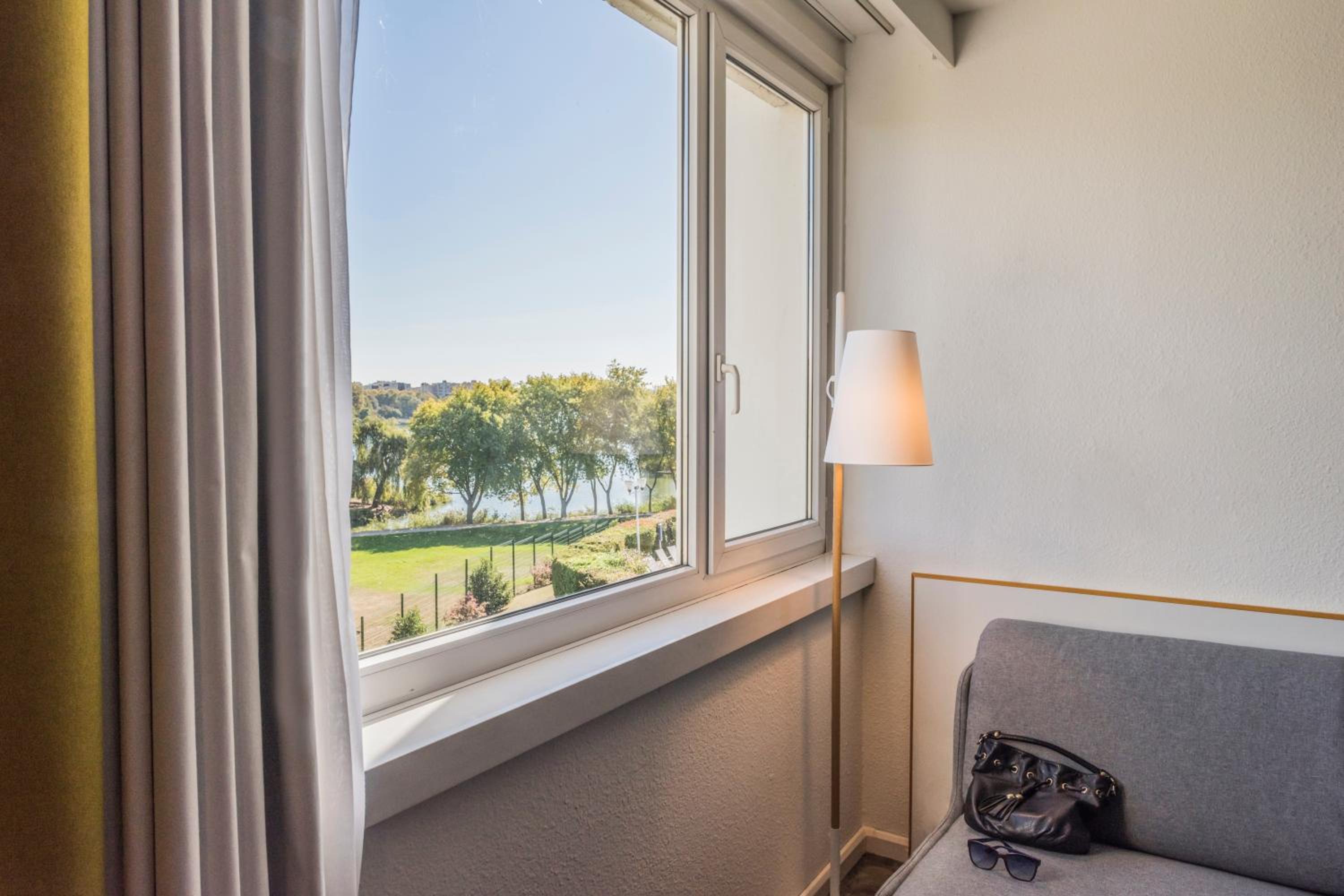 Executive Double Room with Sofa Bed and Lake View  - Photo 3