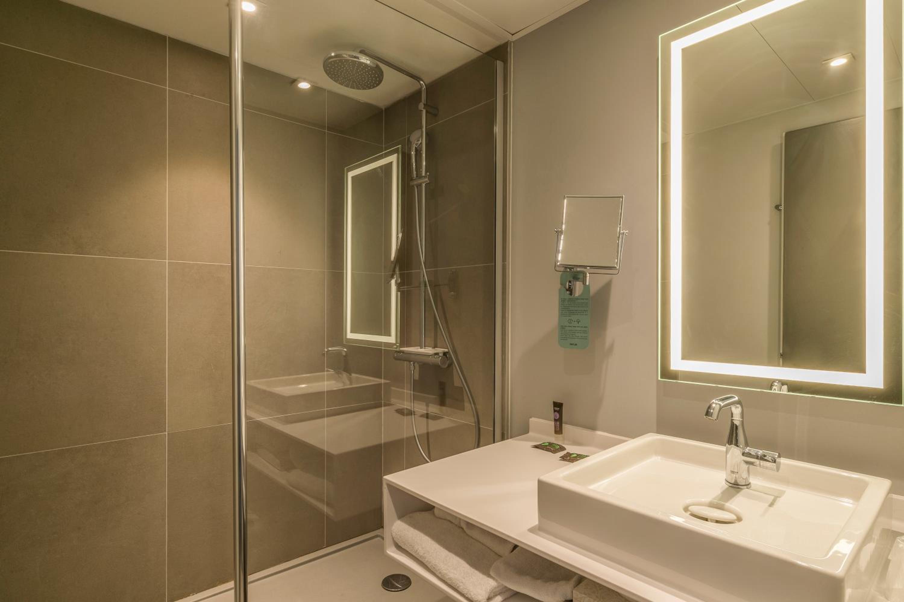 Executive Double Room with Sofa Bed and Lake View  - Photo 5
