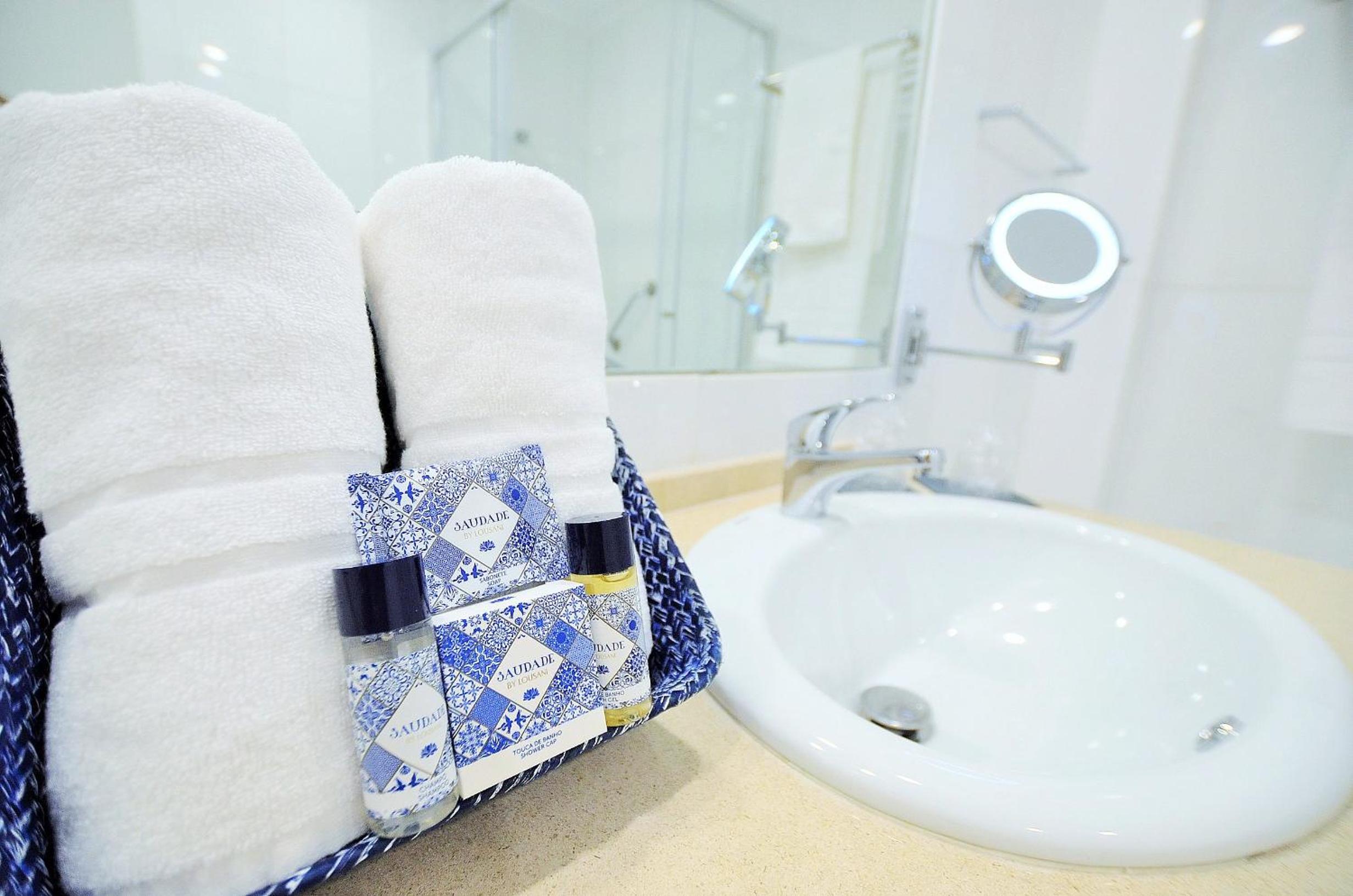 Deluxe Double Room with Balcony - Photo 9