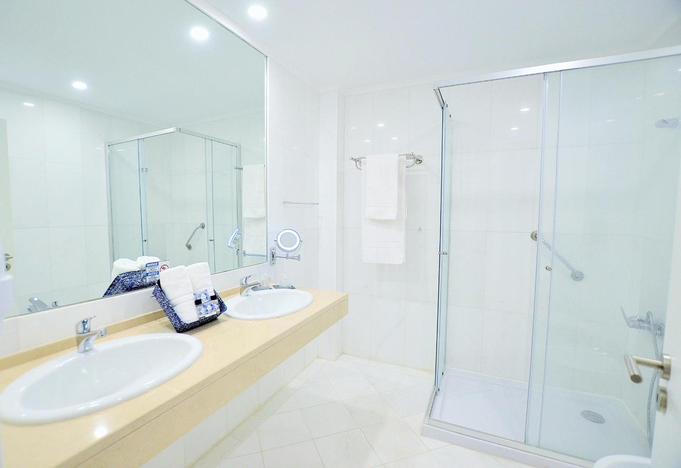 Deluxe Double Room with Balcony - Photo 6