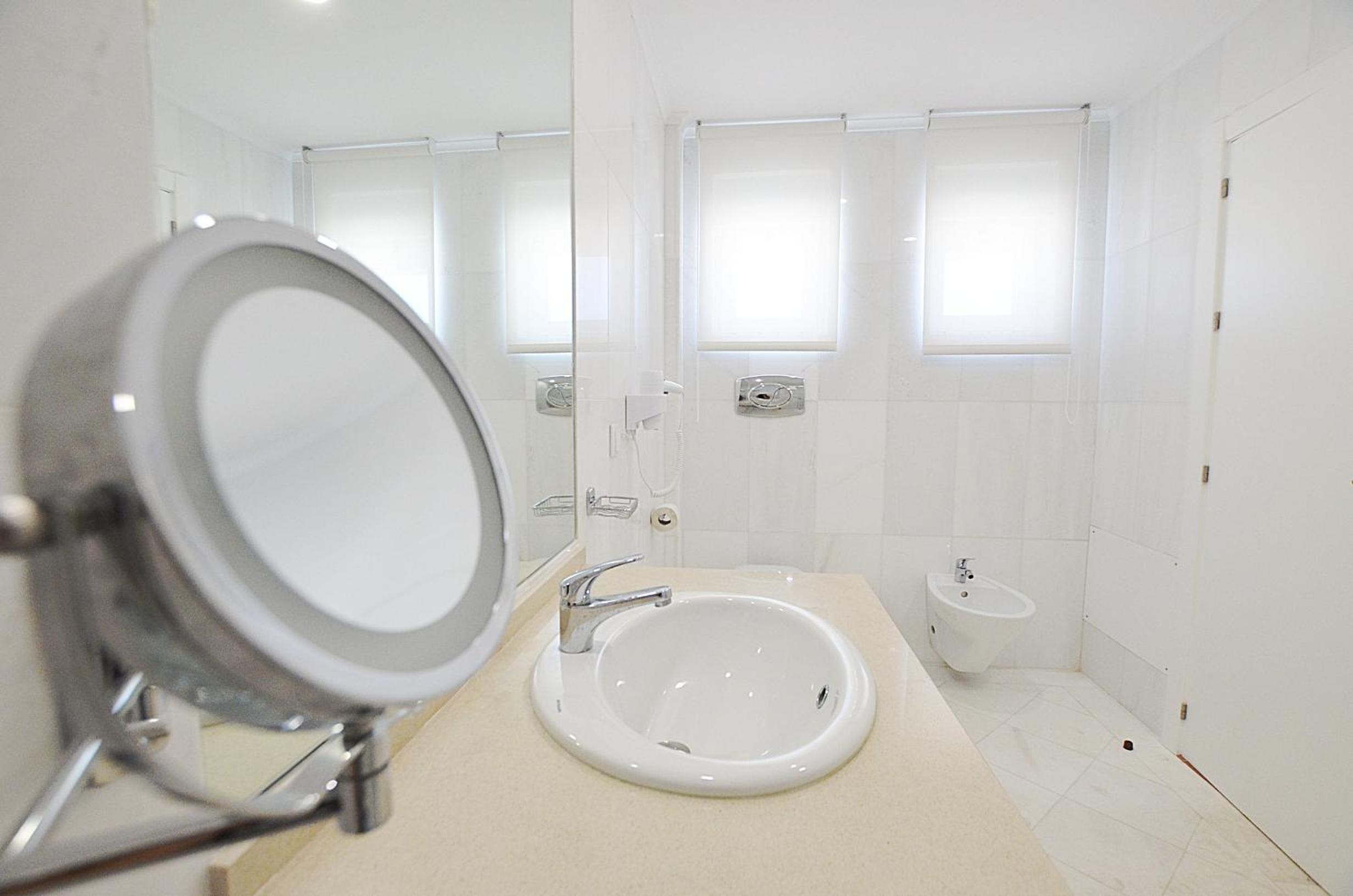Deluxe Double Room with Balcony - Photo 10