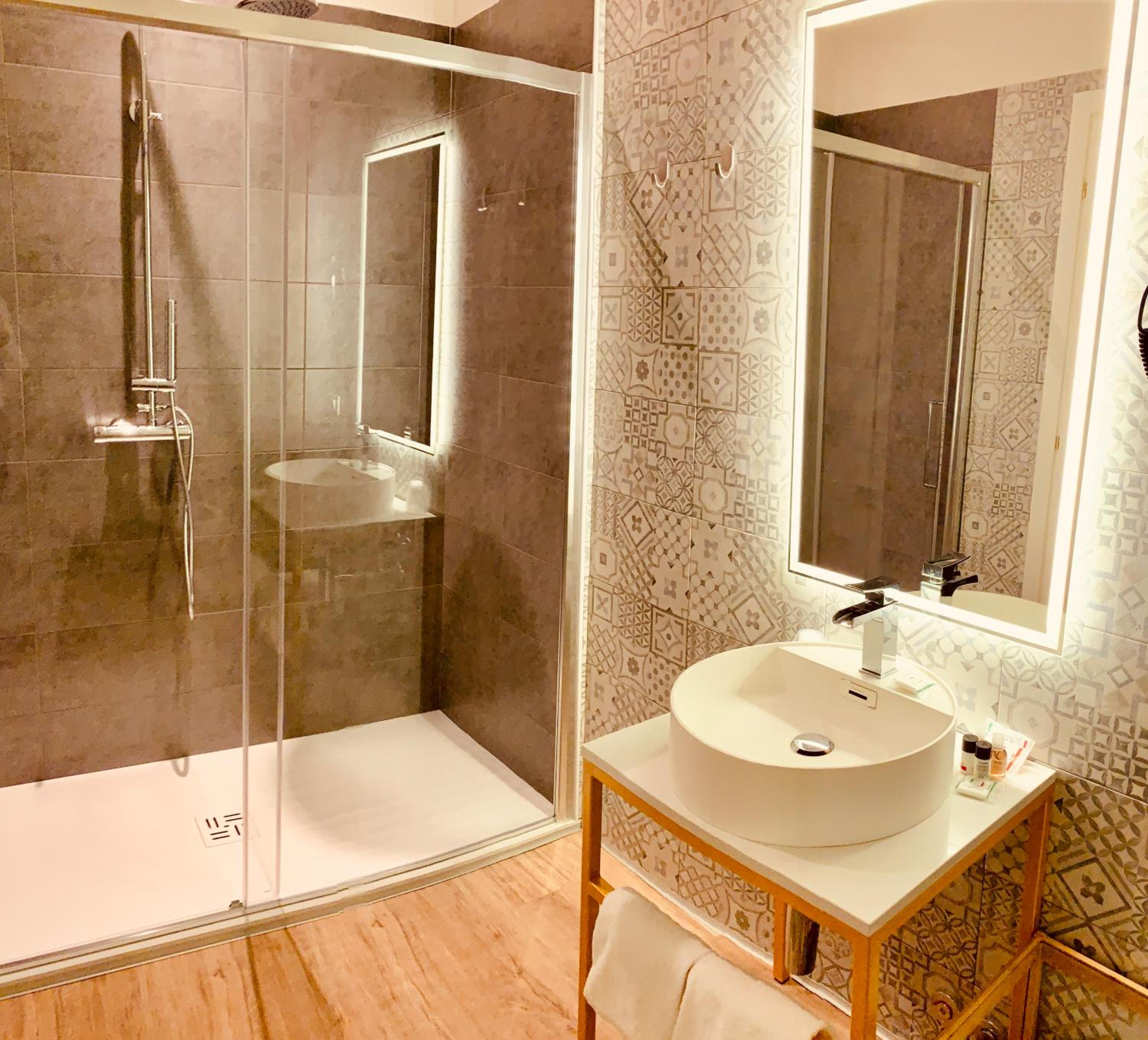 Deluxe Double Room with Spa Access - Photo 12