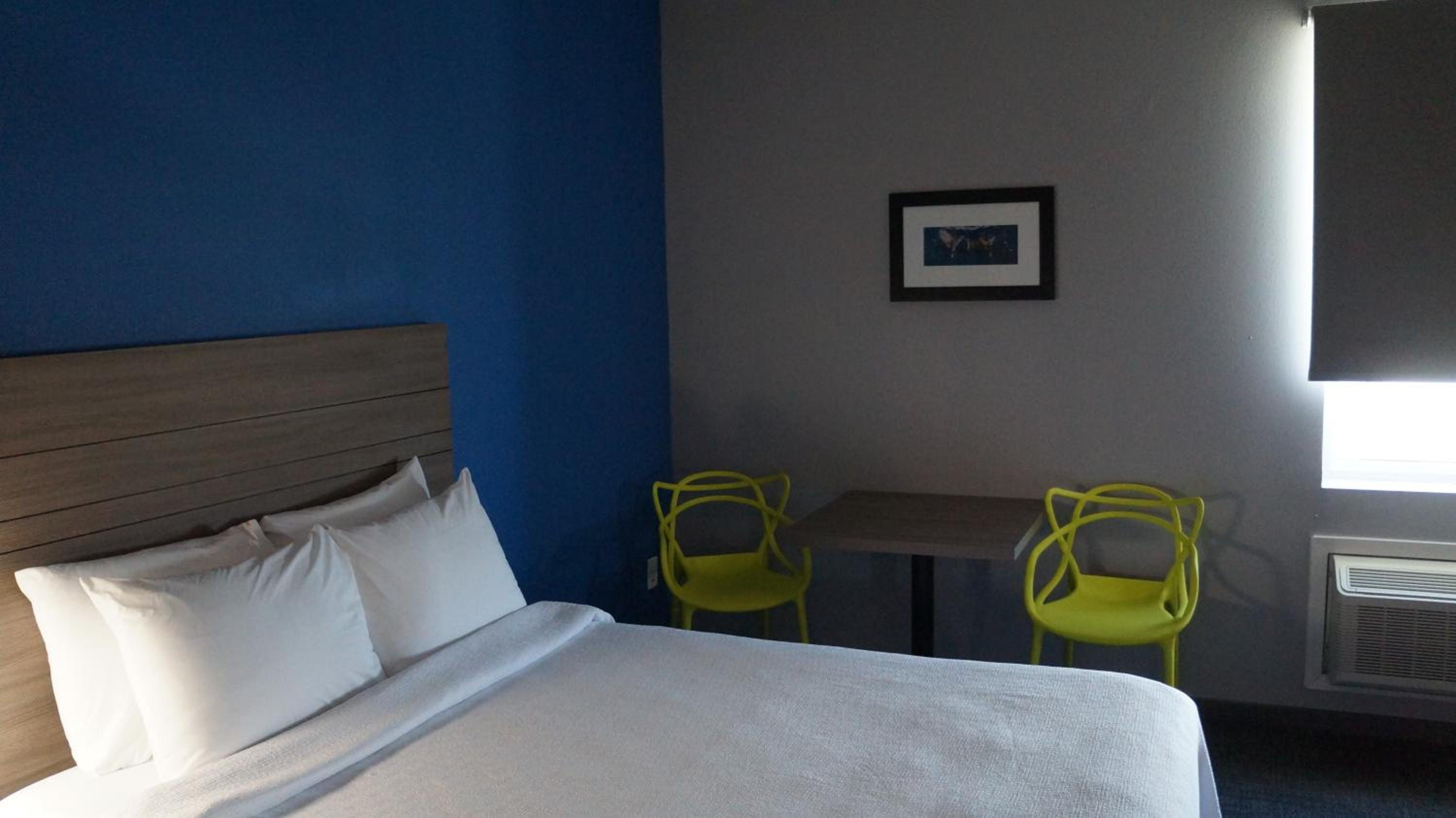 Deluxe Single King Room with Sofa Bed- Hearing Accessible - Photo 4
