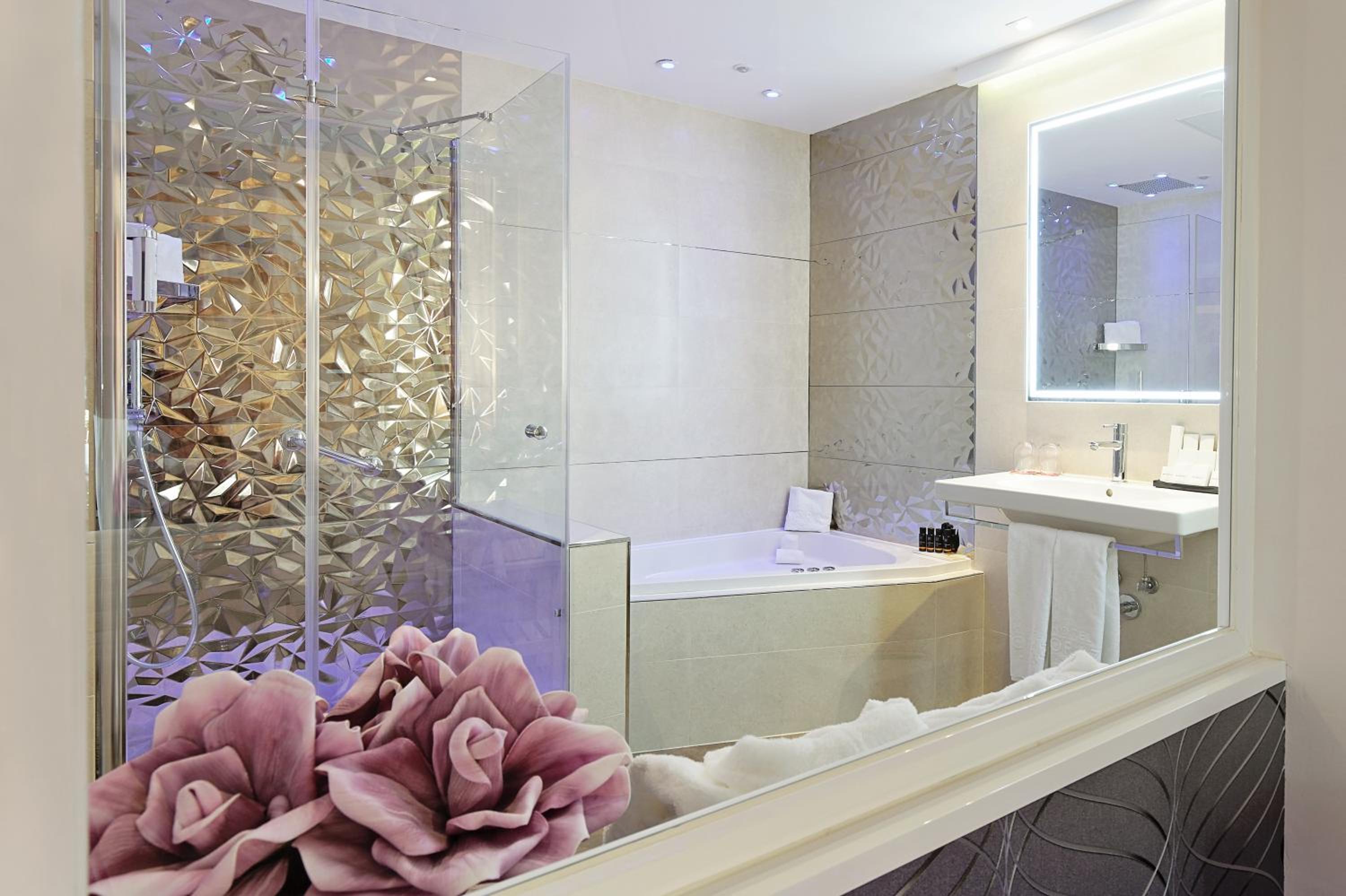 Premium Double Room - Photo 10