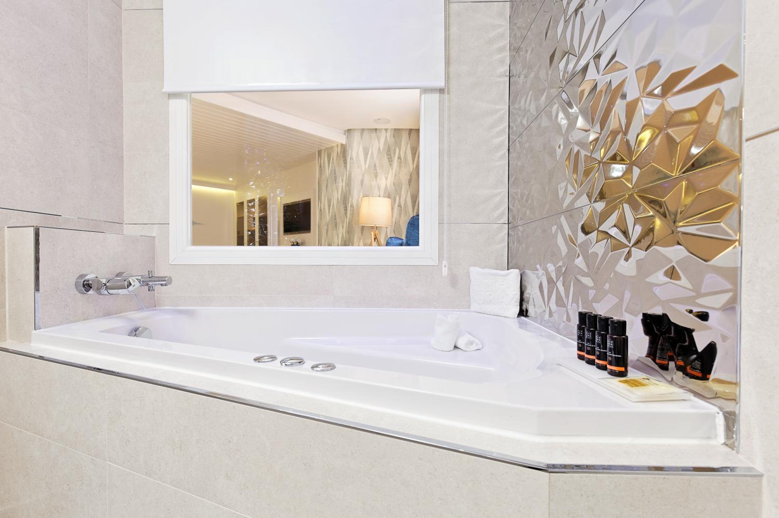 Premium Double Room - Photo 9