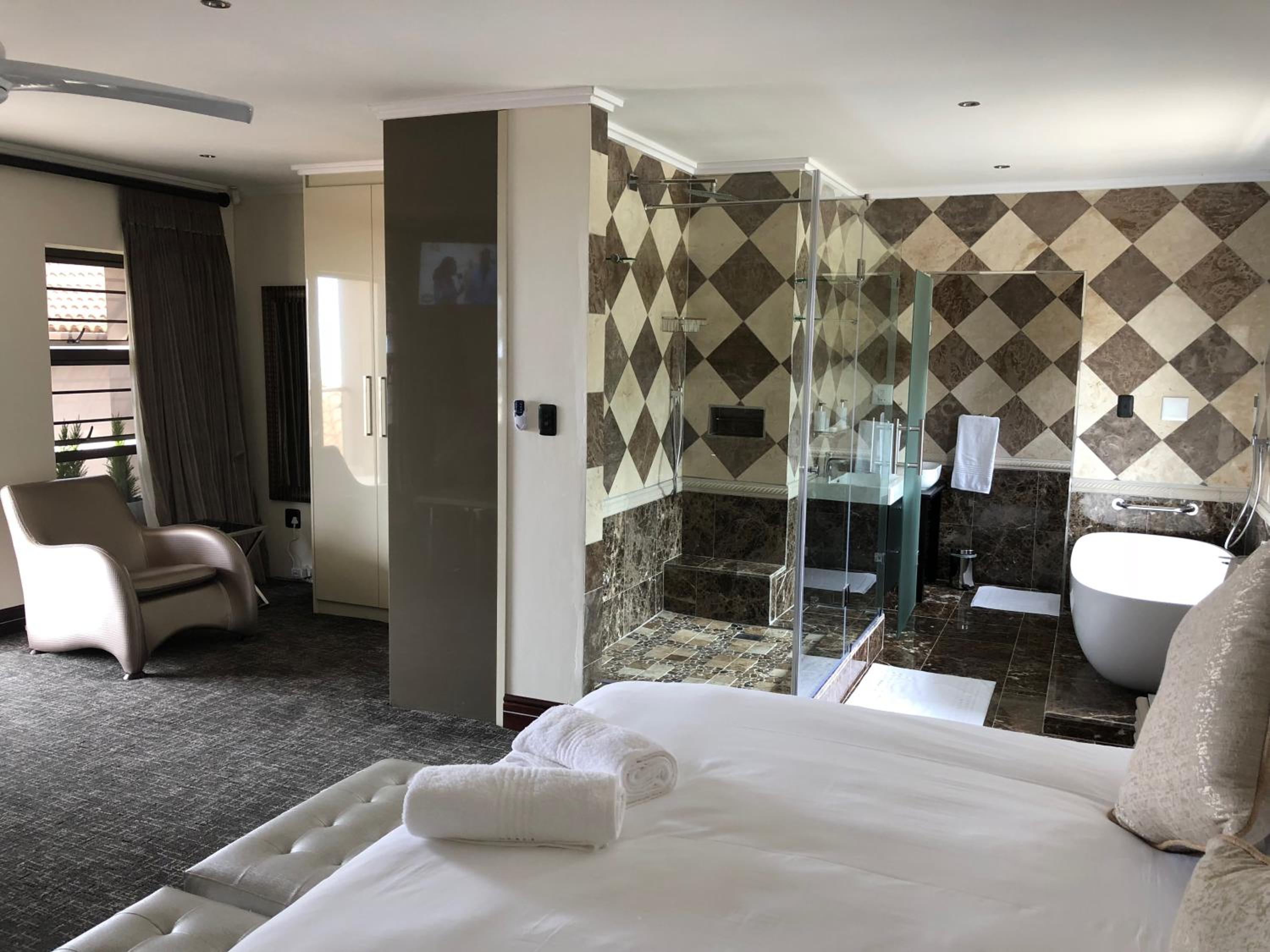Superior Suite with Sea View - Photo 3
