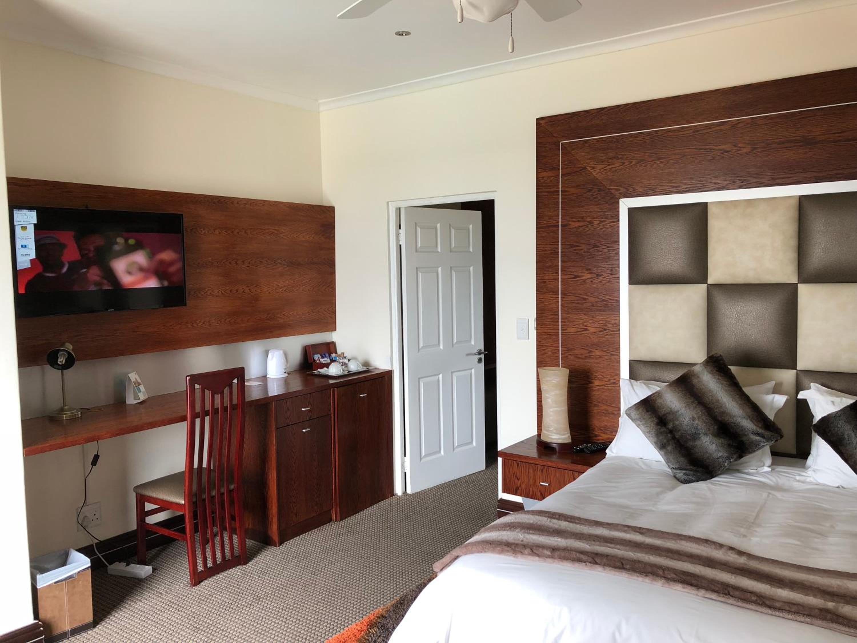 Superior Suite with Sea View - Photo 3