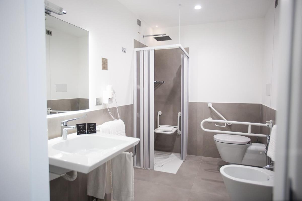 Double or Twin Room - Disability Access with View photo 3