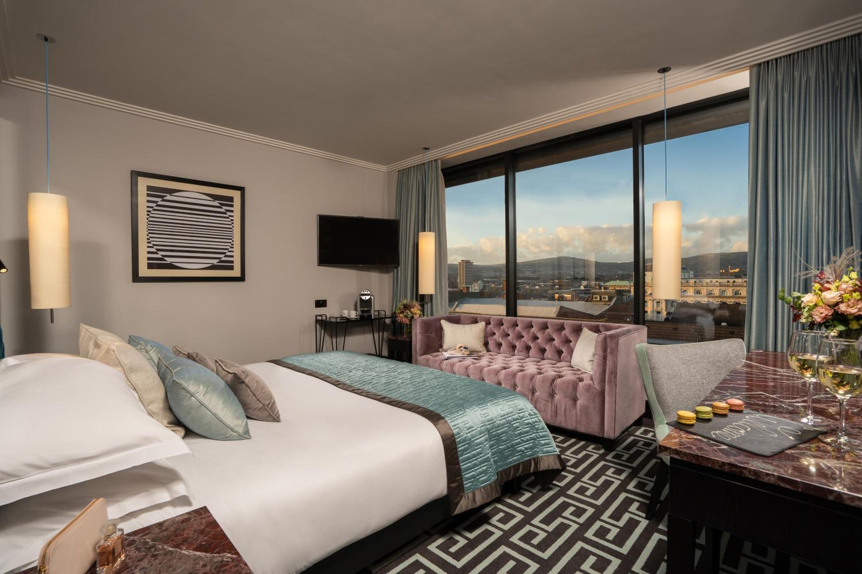 Signature View King  - Photo 1