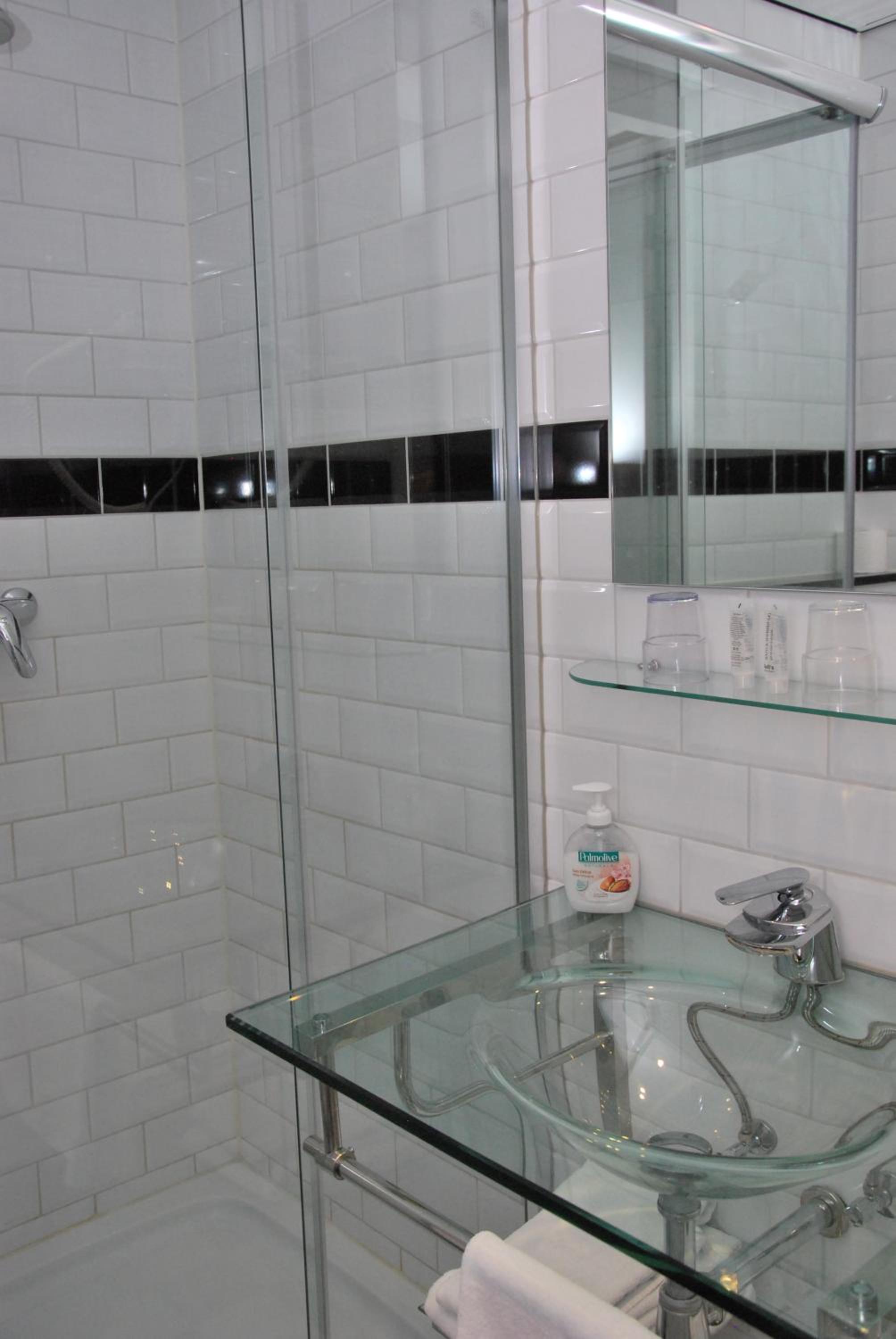 Standard Double or Twin Room - Photo 9