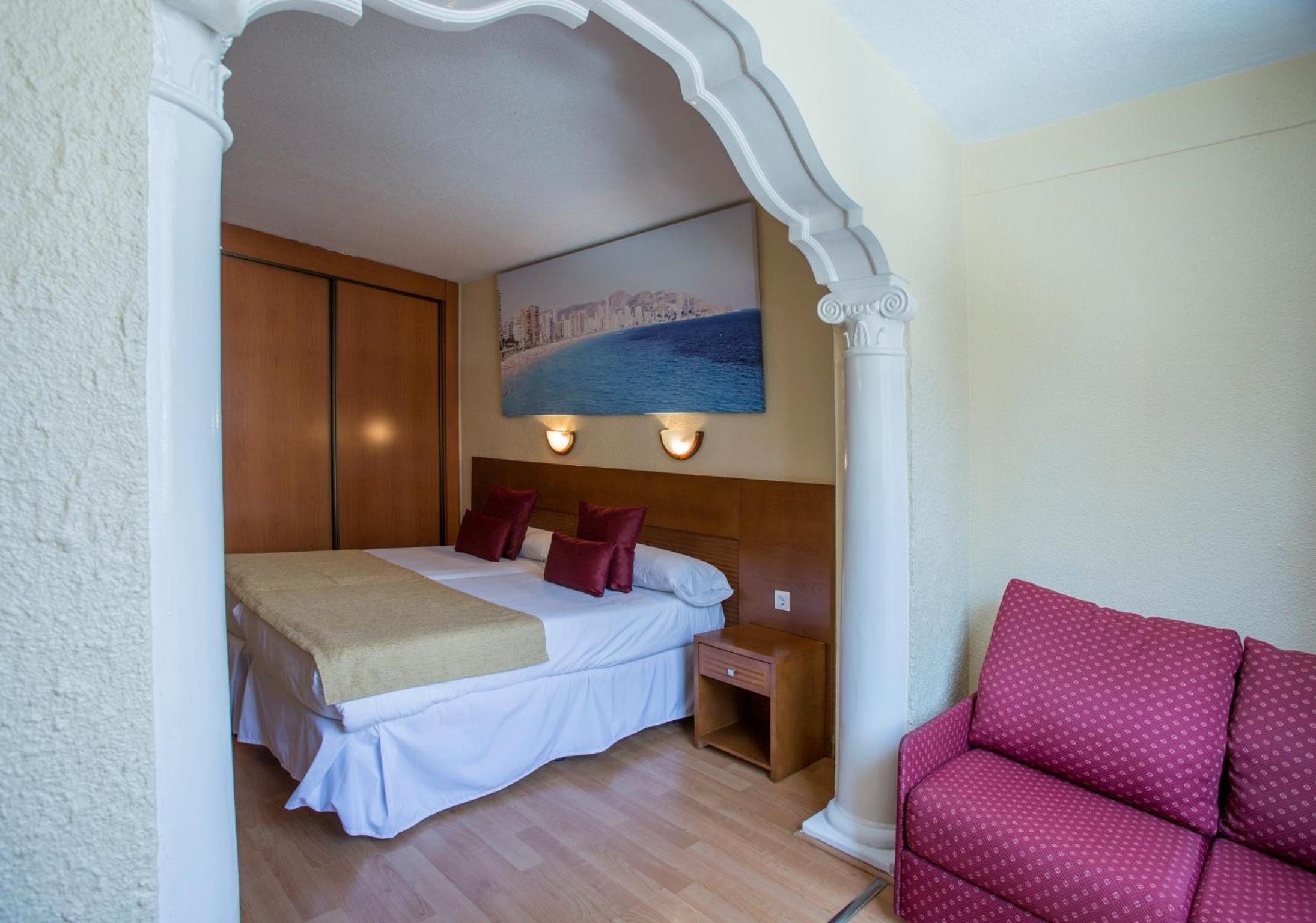 Habitación Doble con Vista a la Piscina (2 Adultos)