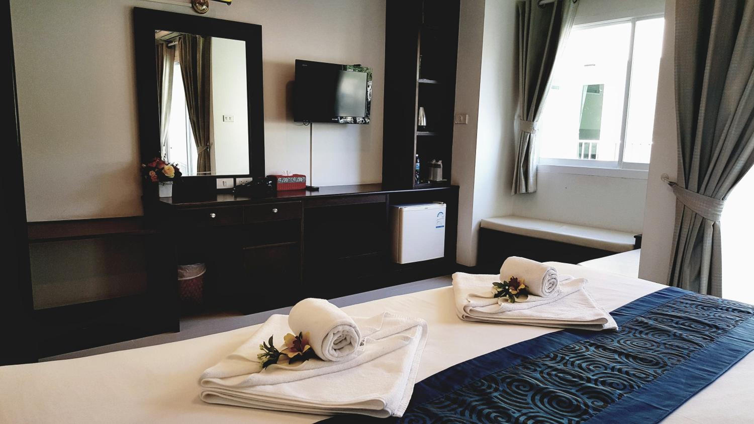 Deluxe King Room - Photo 10