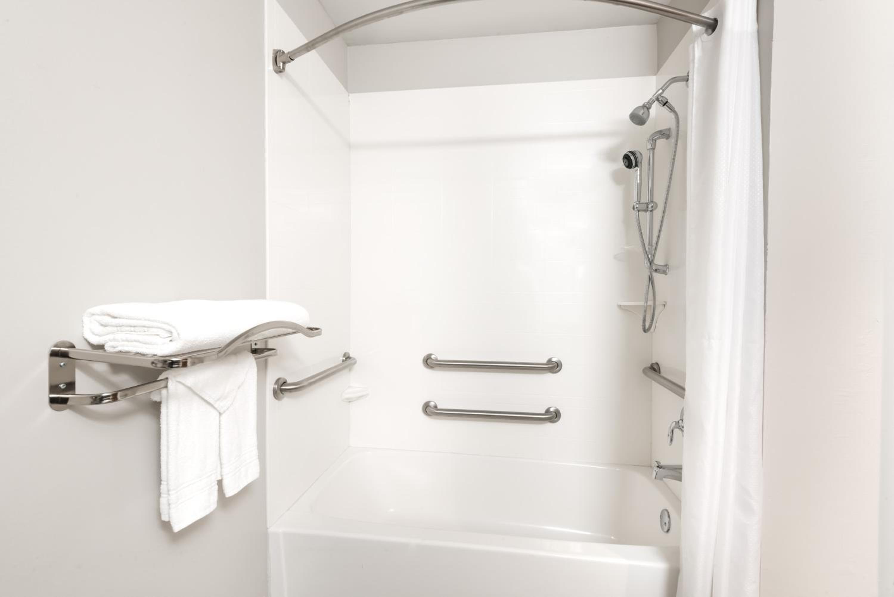 Queen Room with Bath Tub - Mobility/Hearing Accessible - Non-Smoking - Photo 2