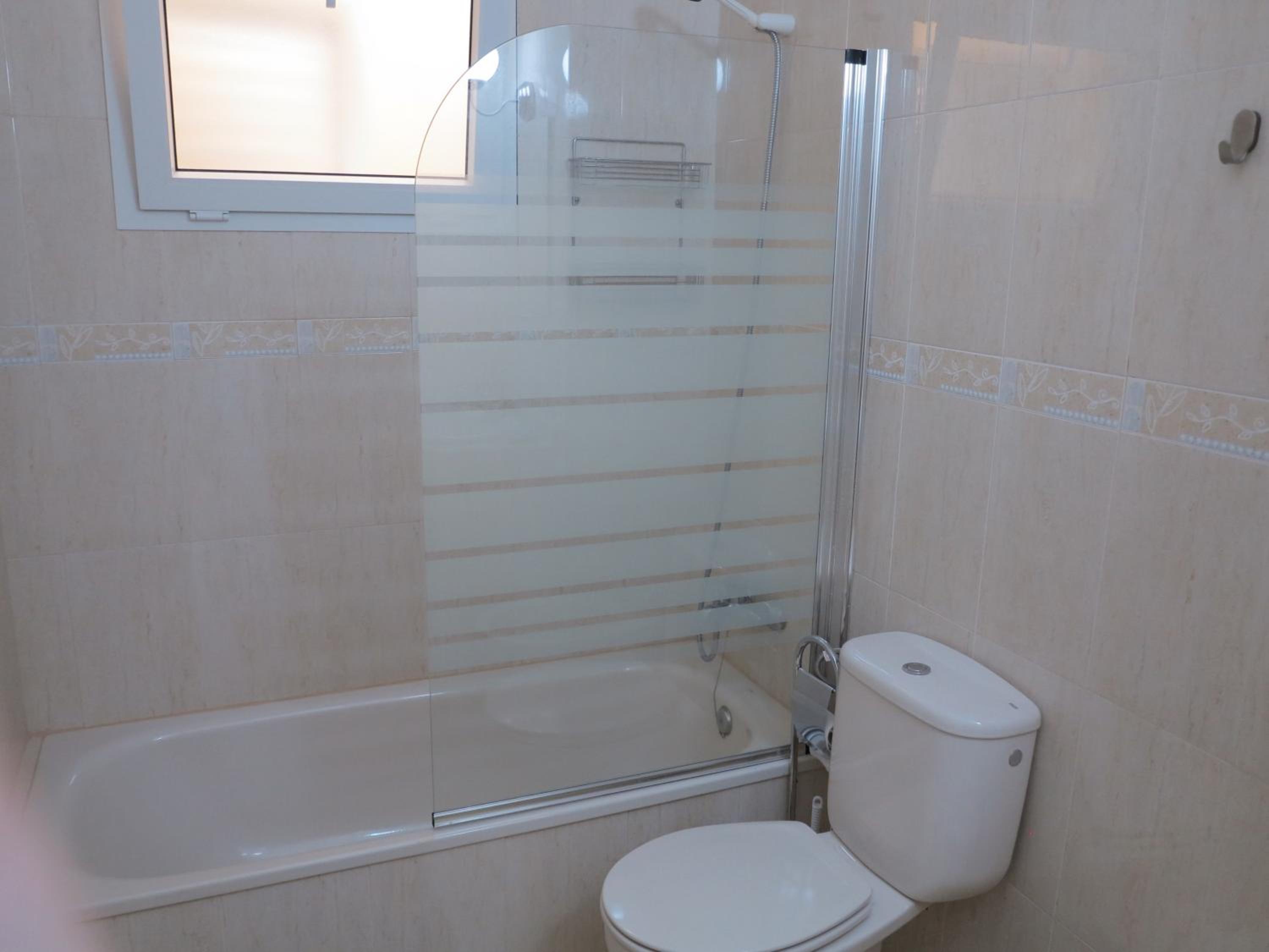 Family Room with Private Bathroom - Photo 2