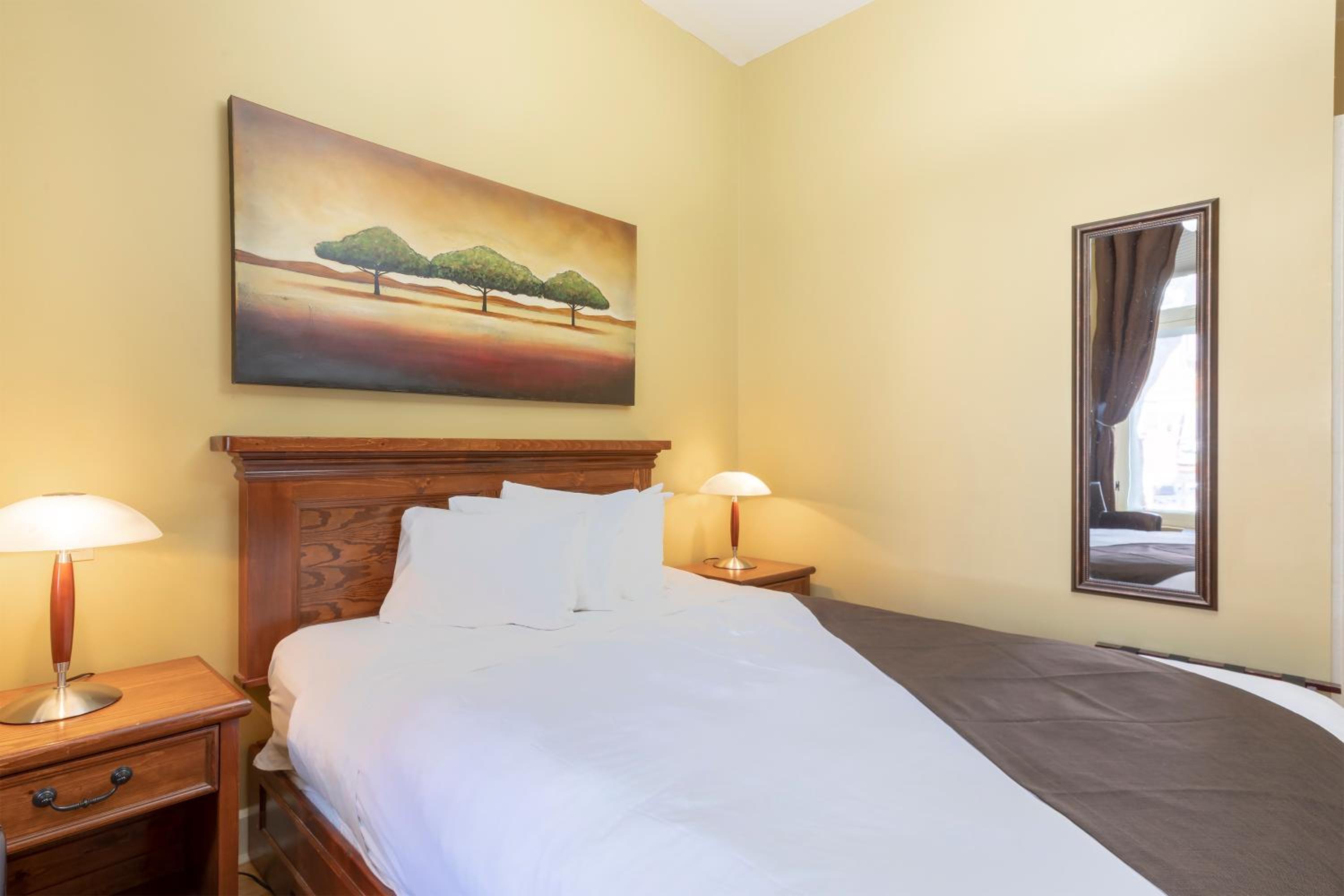 Standard Room with Queen Bed - Photo 3