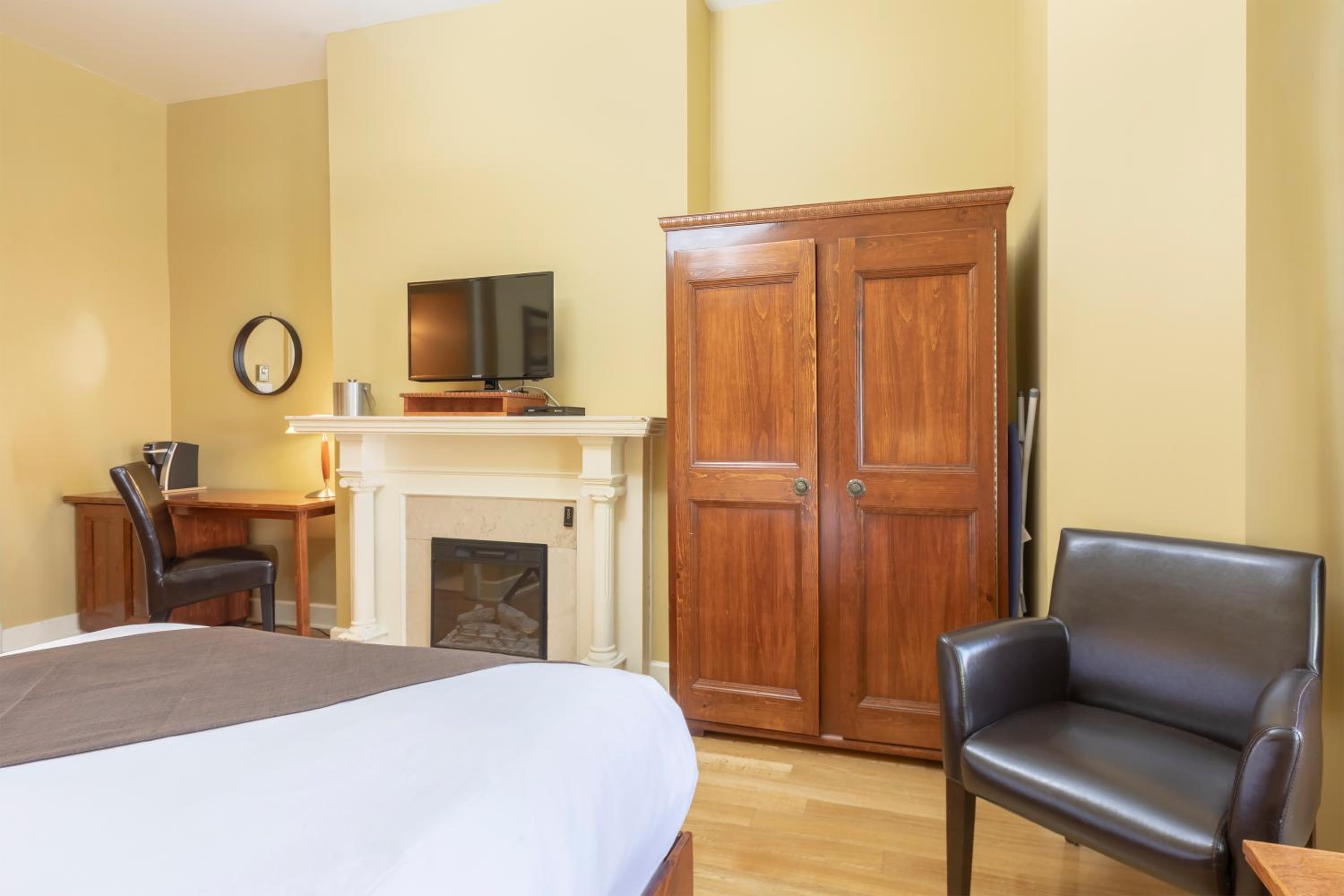Standard Room with Queen Bed - Photo 4