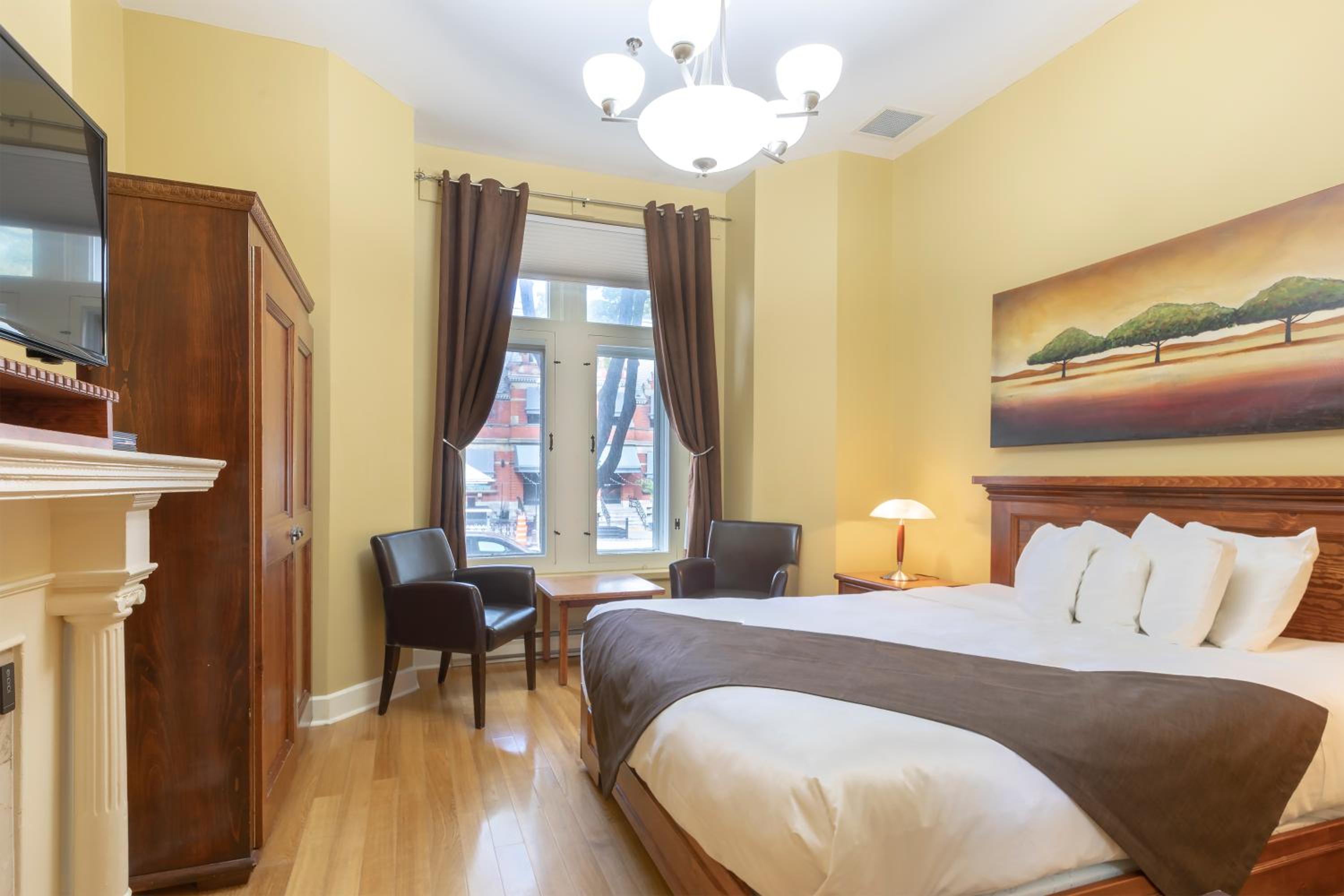 Standard Room with Queen Bed - Photo 1