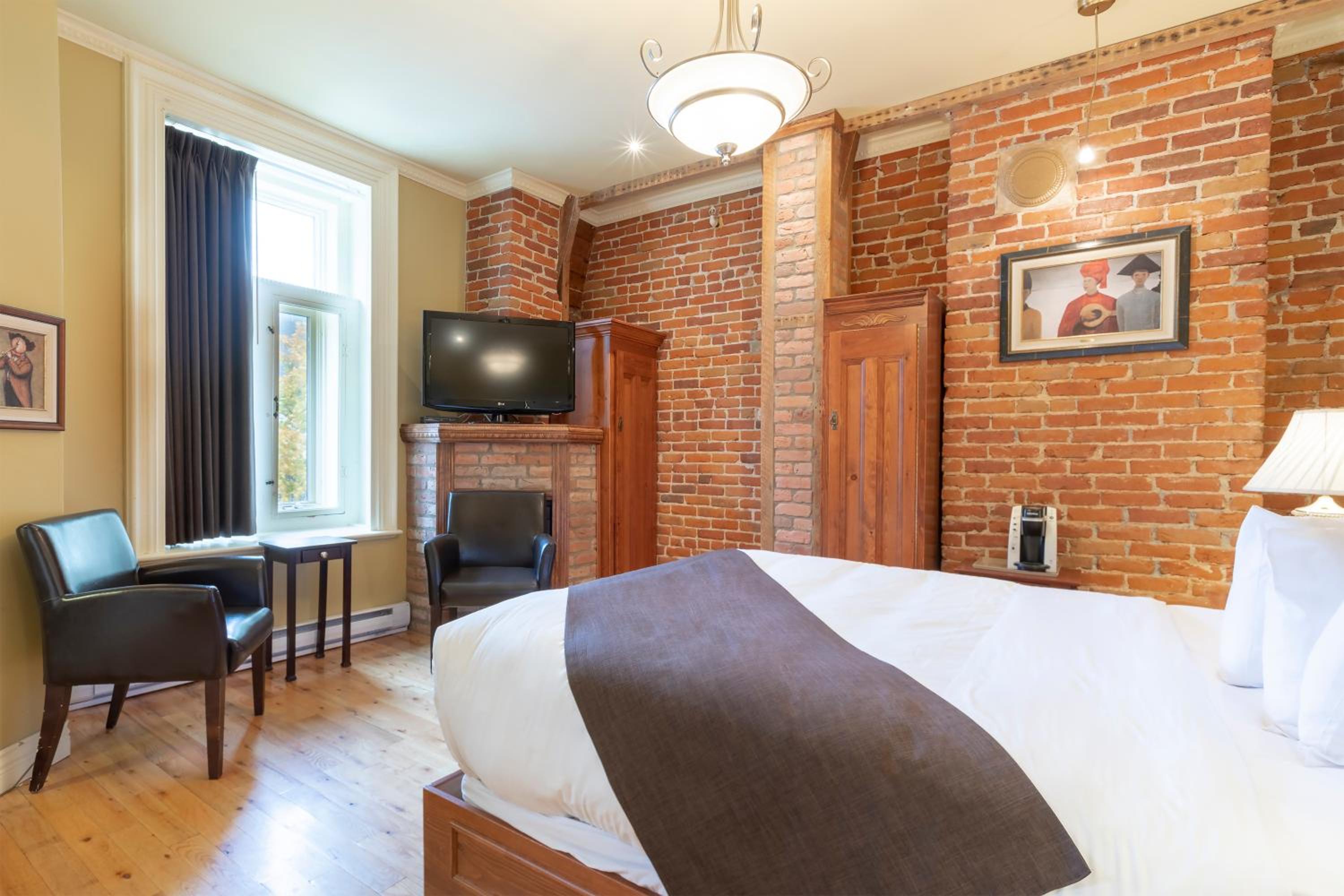 Deluxe Room with One Queen Bed - Photo 2