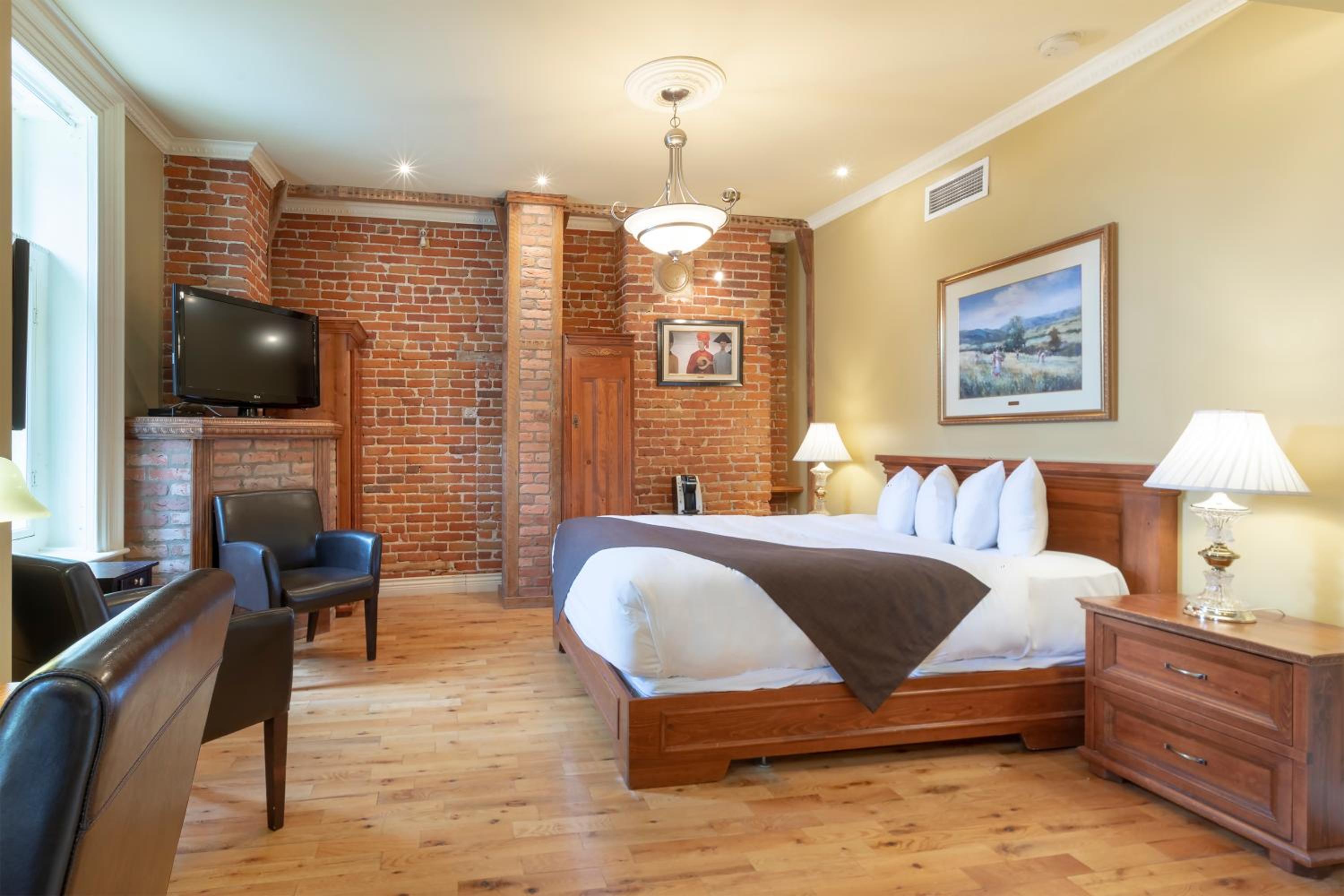 Deluxe Room with One Queen Bed - Photo 1