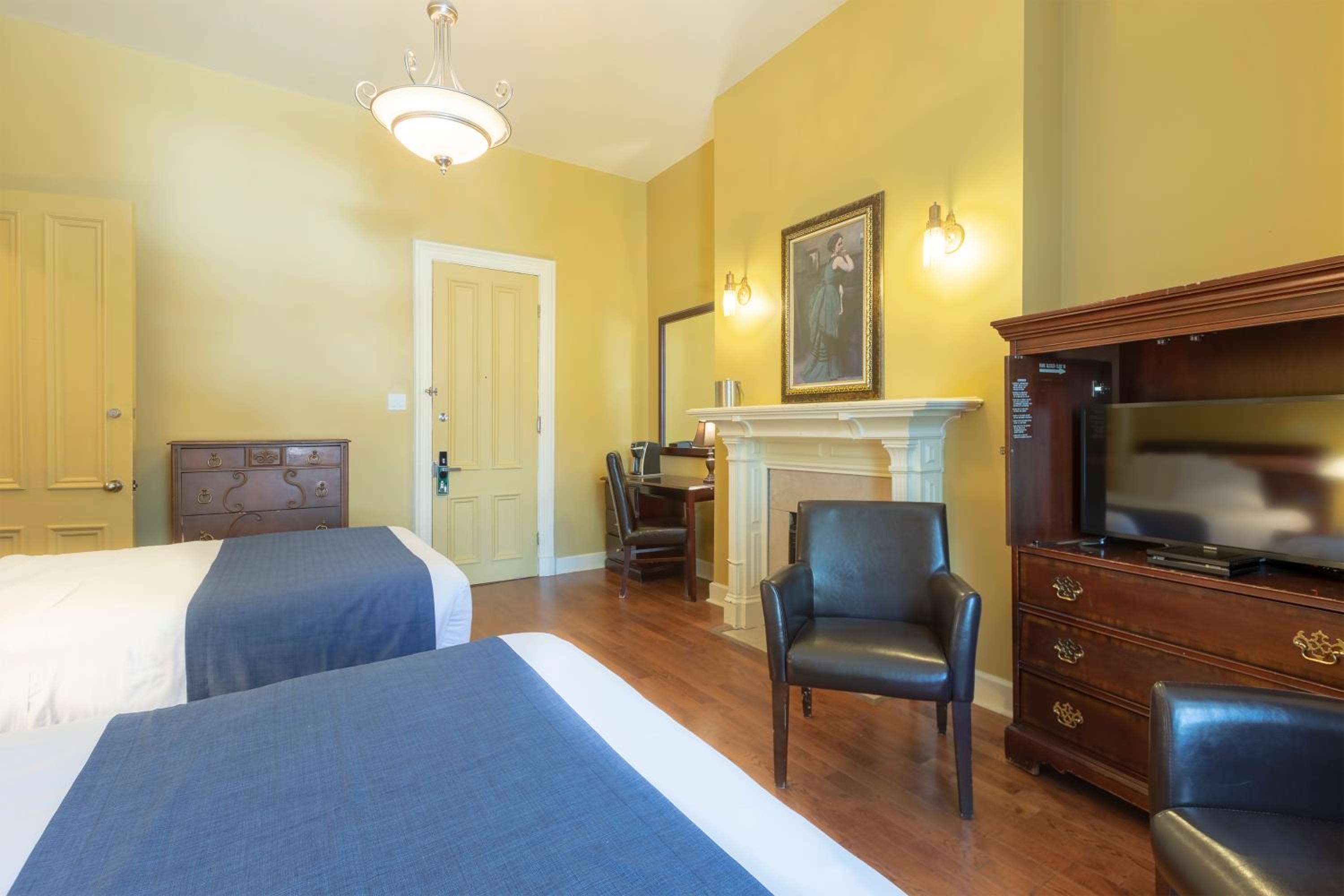 Standard Double Room with Two Double Beds - Photo 1
