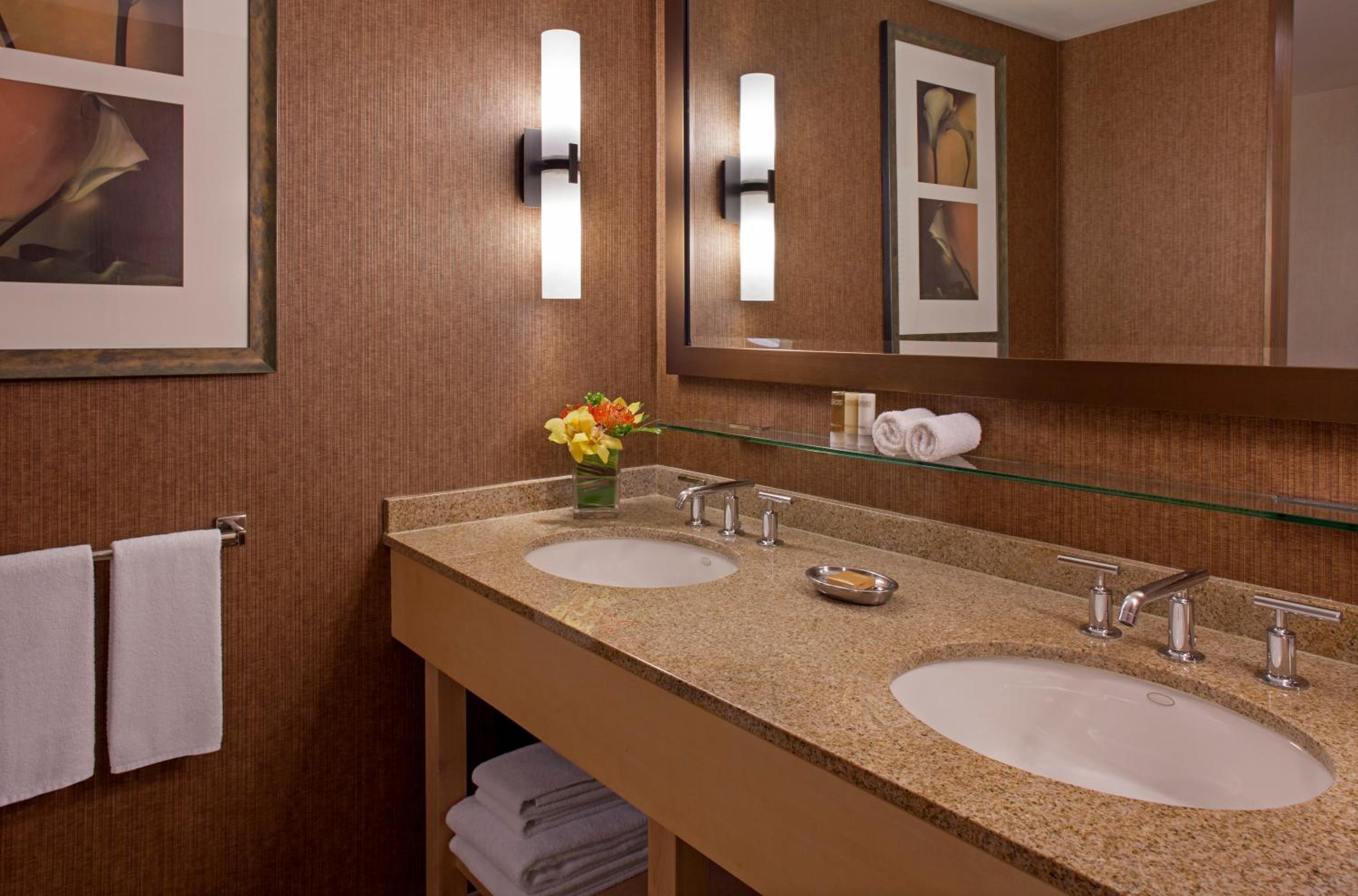 King Room with Roll-In Shower - Disability Access - Photo 5