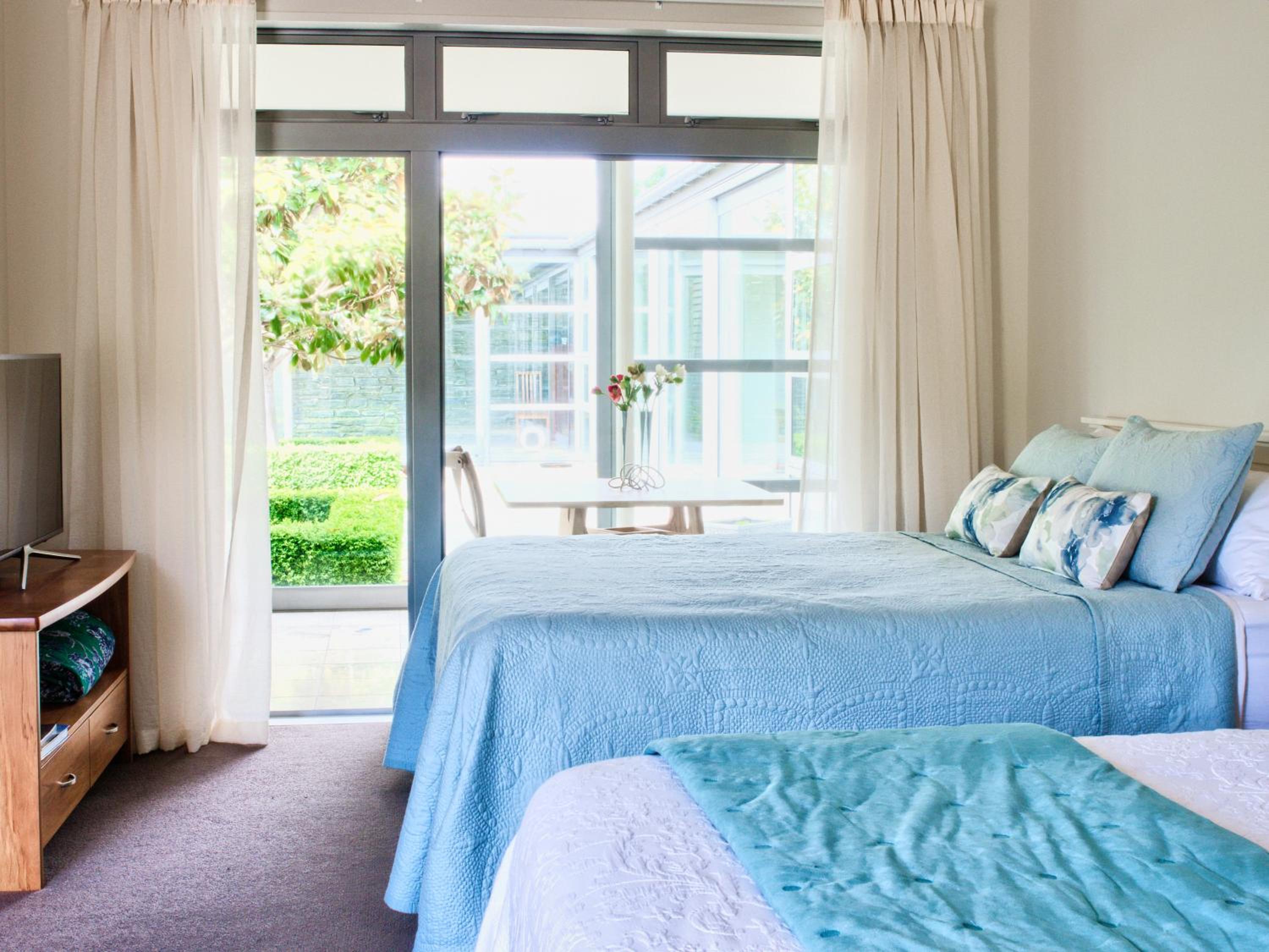 Twin Room with Courtyard and Vineyard Views photo 1