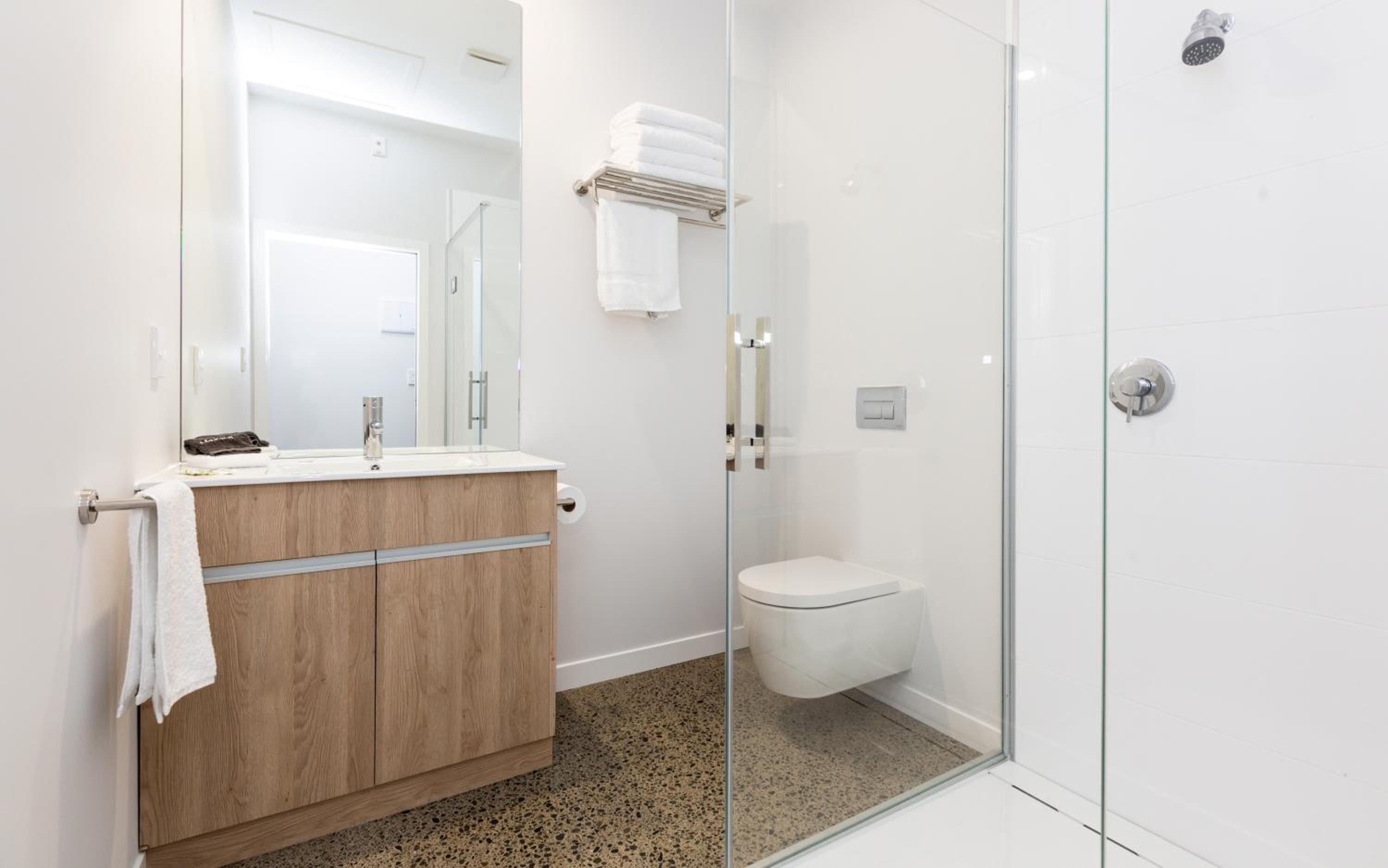 Deluxe Suite with Spa Bath - Photo 5
