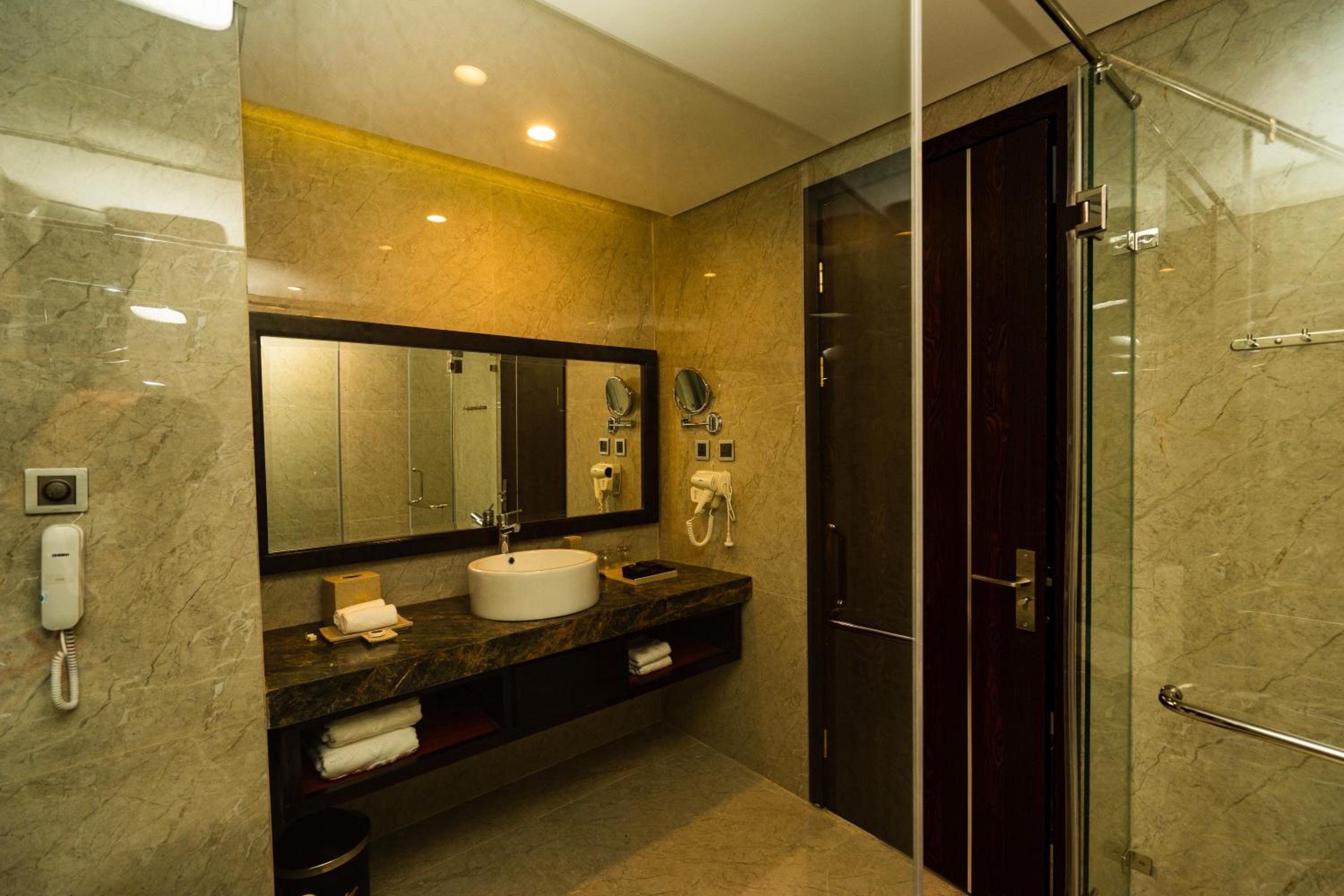 Deluxe King Room - Photo 8
