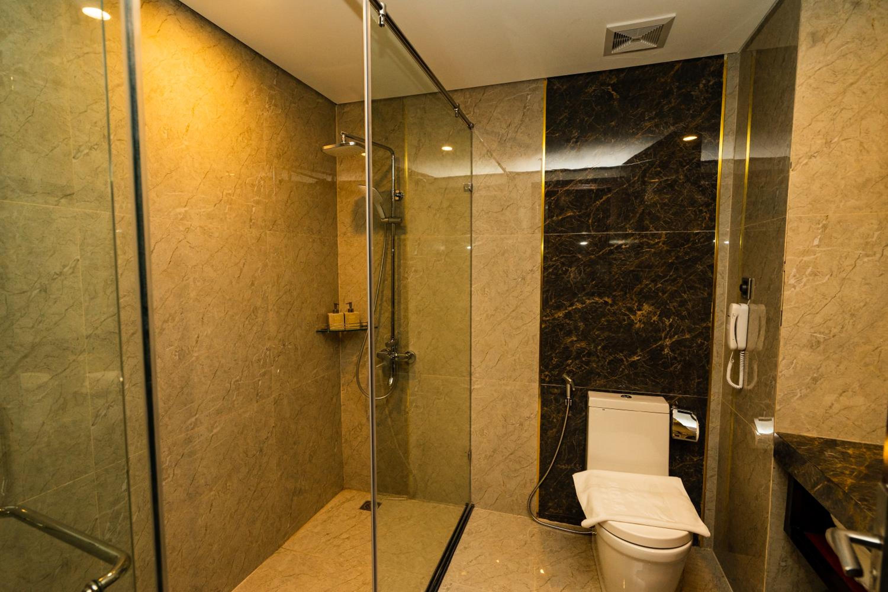 Deluxe King Room - Photo 7