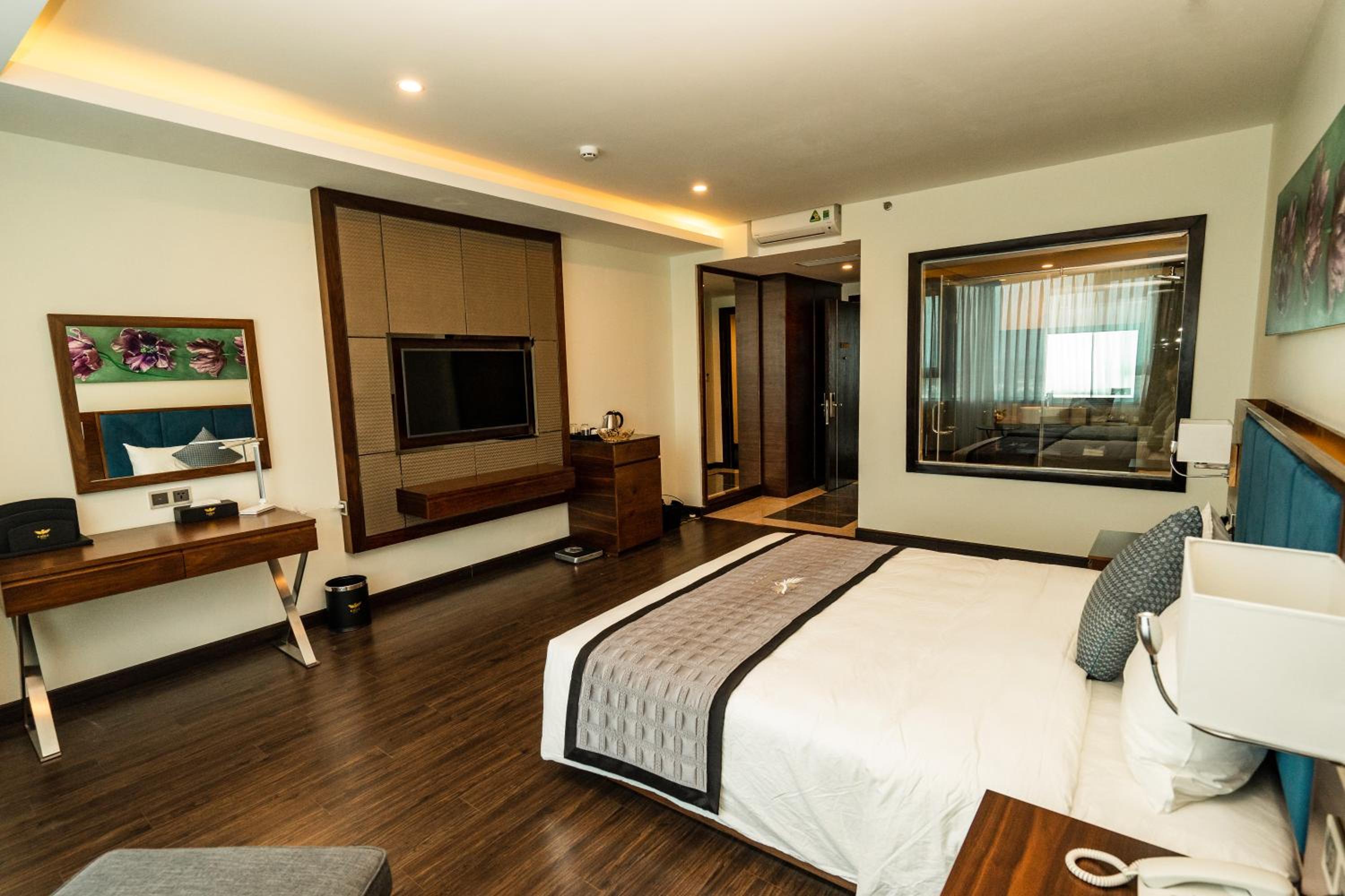 Deluxe King Room - Photo 2