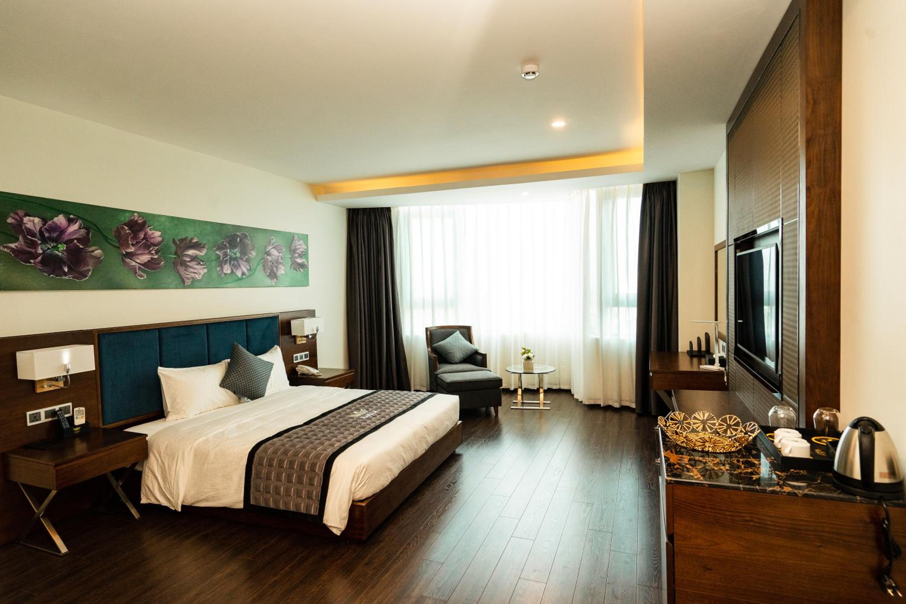 Executive Suite - Photo 6